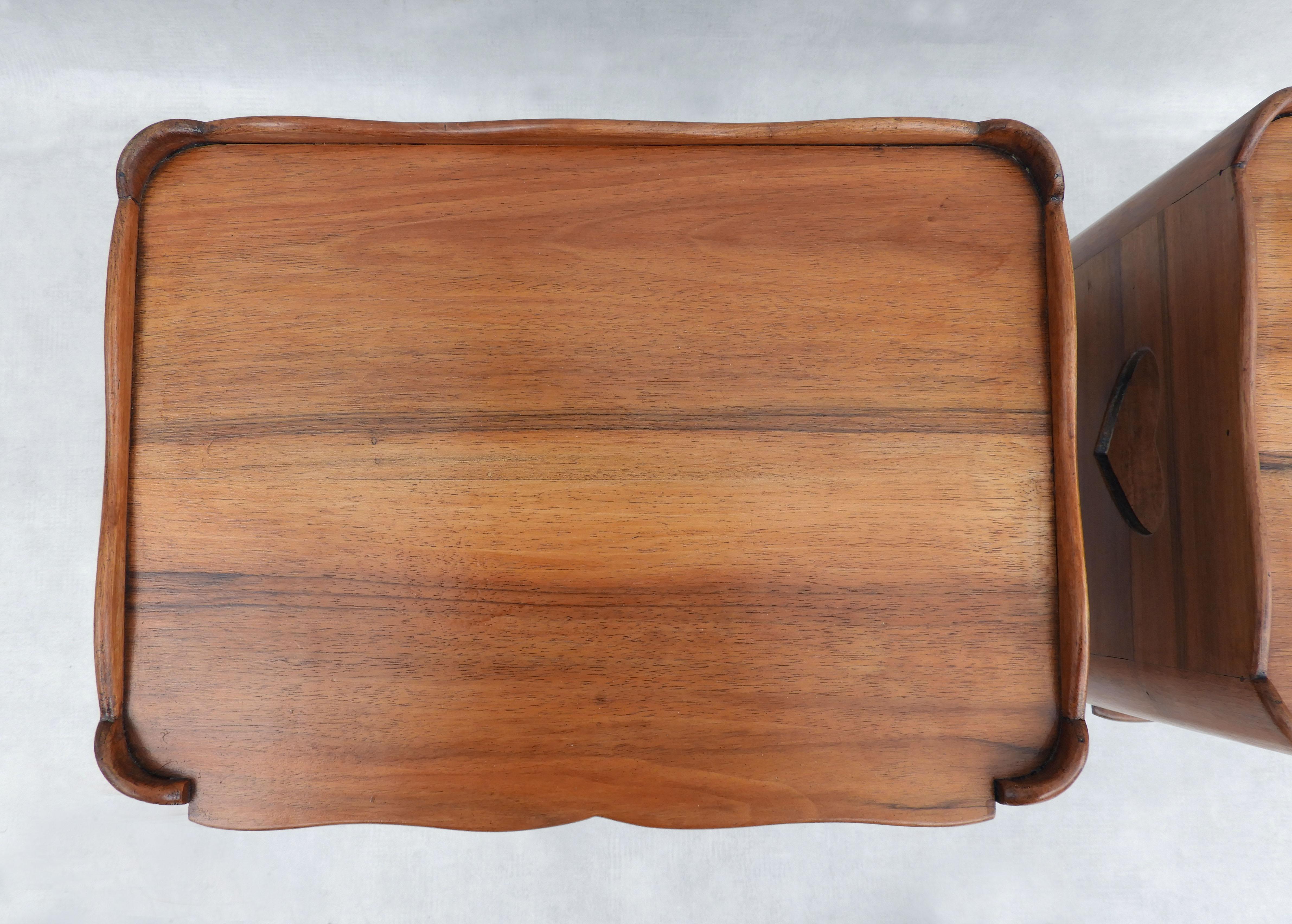 Tables de chevet Louis XV avec détails en forme de cœur C1950s France en vente 1