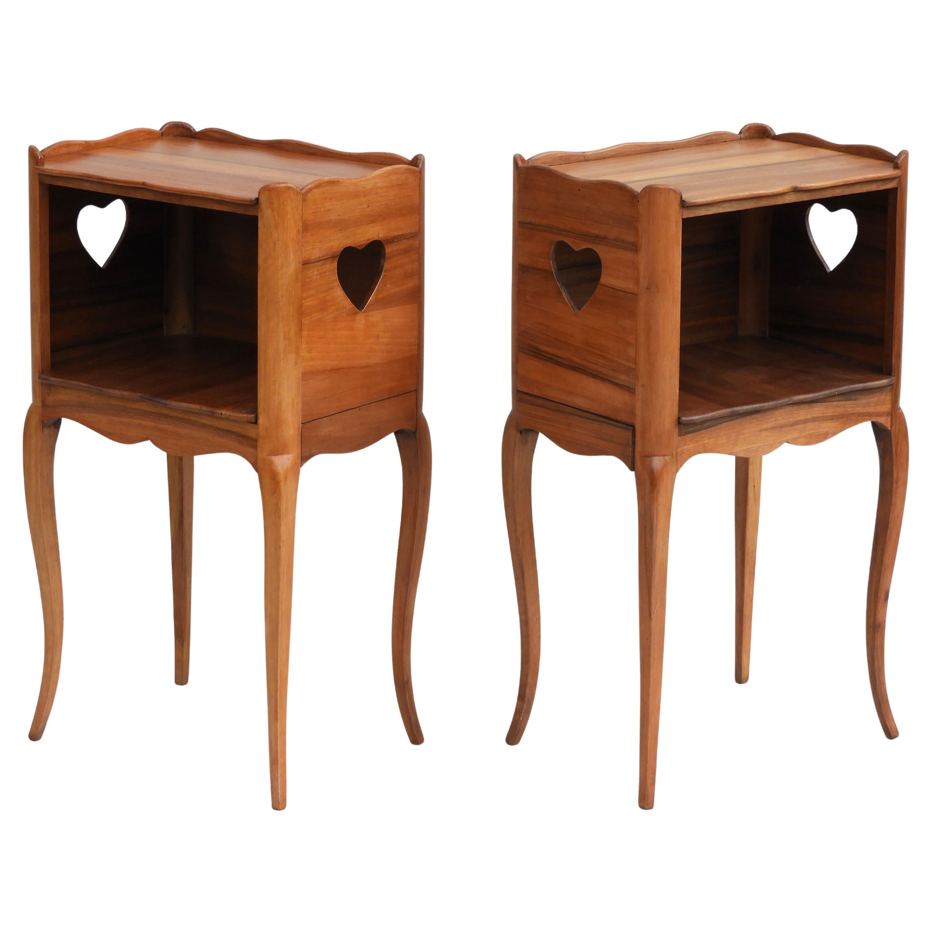 Tables de chevet Louis XV avec détails en forme de cœur C1950s France en vente