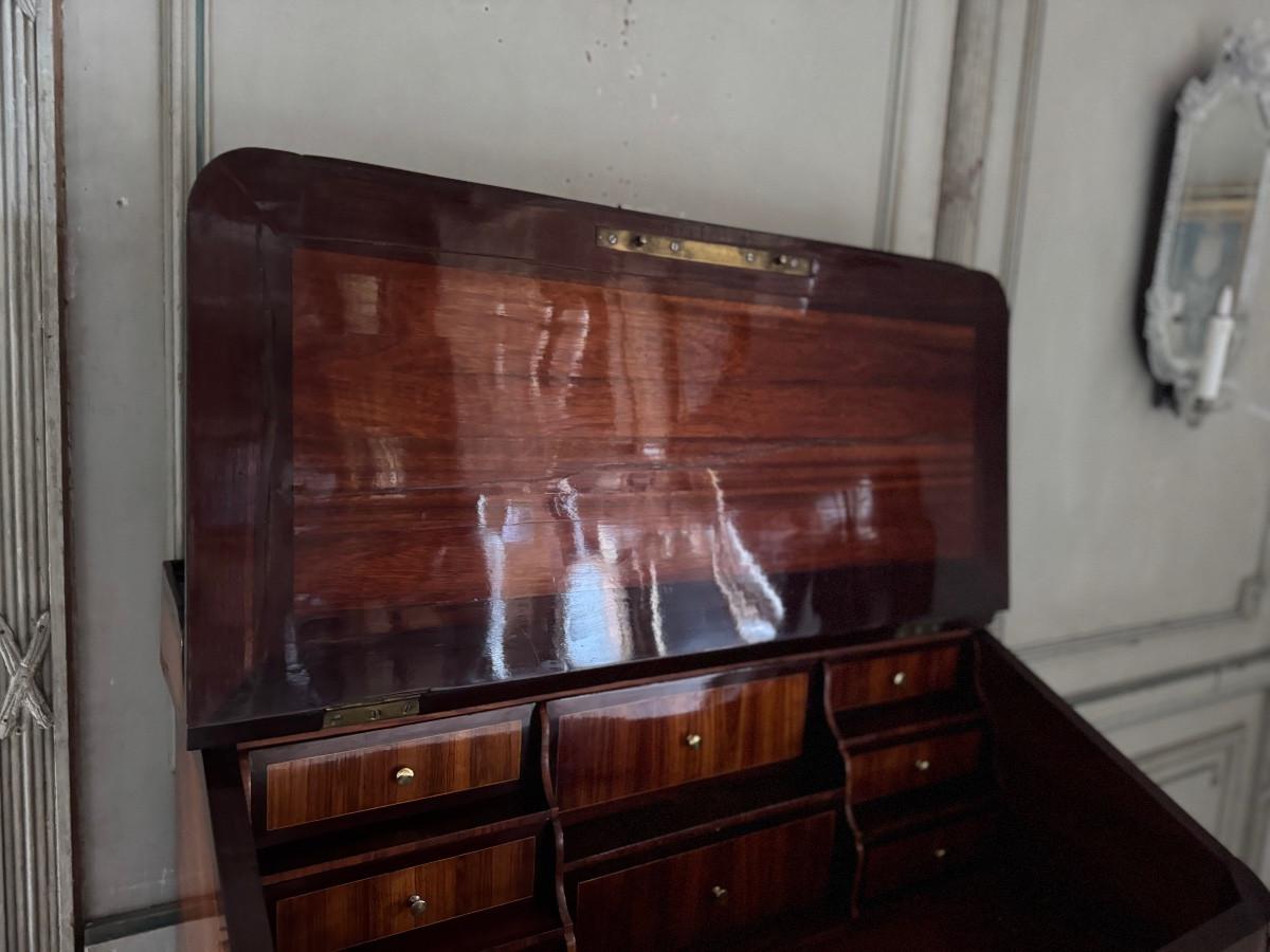 Gabinete notarial Luis XV en chapa de madera, estampado con Nicolas Petit Siglo XVIII
 Secretario de notario Luis XV chapado en caoba, amaranto y palisandro, estampado Nicolas Petit, cajones secretos, muy buen estado salvo el lado derecho agrietado.