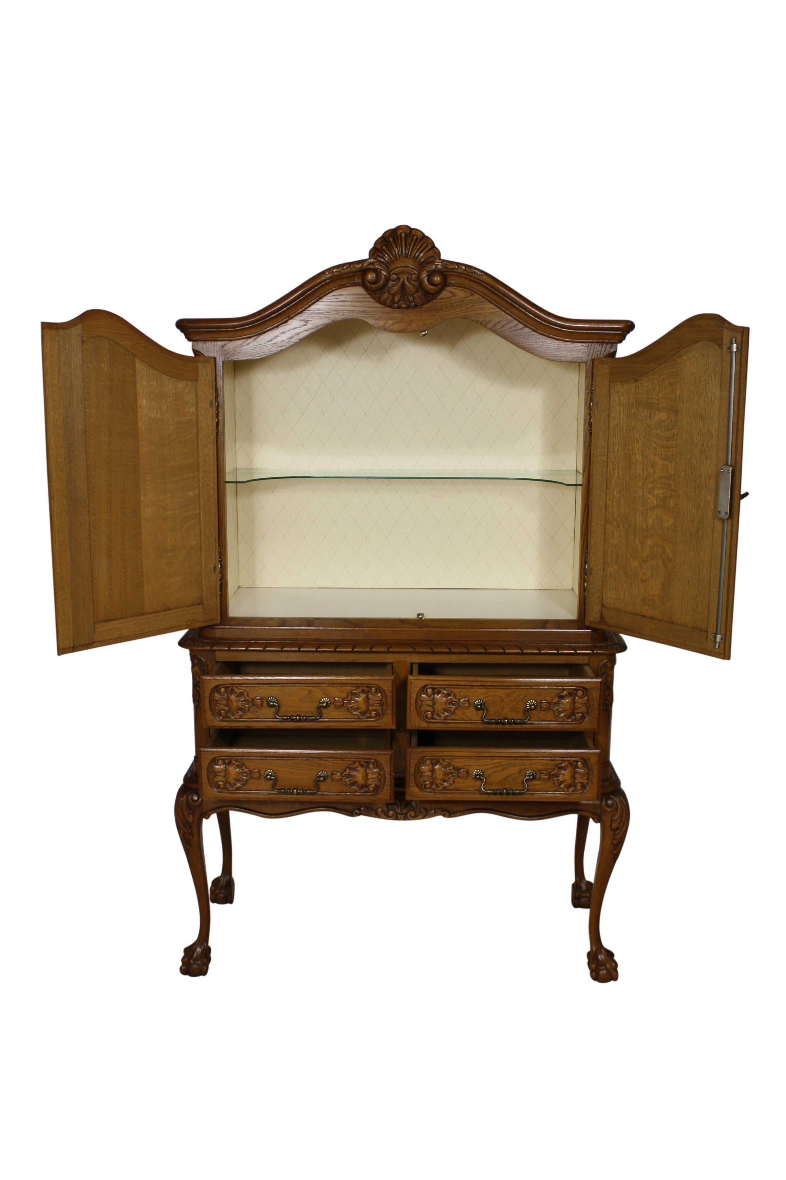Européen Cabinet en chêne de style Louis XV avec intérieur matelassé et étagère en verre:: vers 1895 en vente