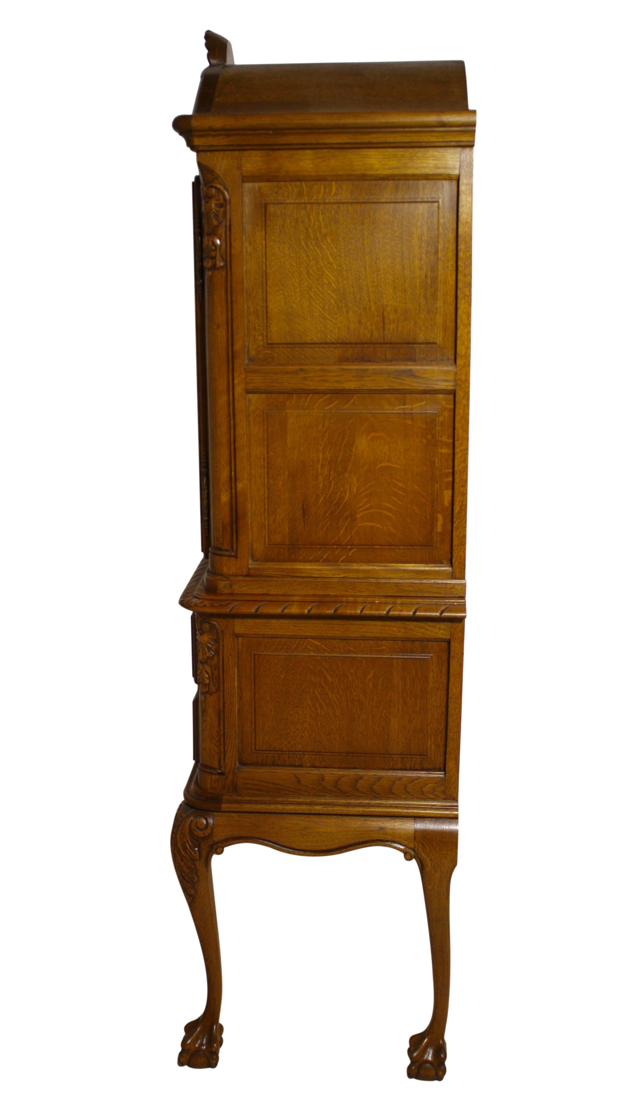 Cabinet en chêne de style Louis XV avec intérieur matelassé et étagère en verre:: vers 1895 Bon état - En vente à Evergreen, CO