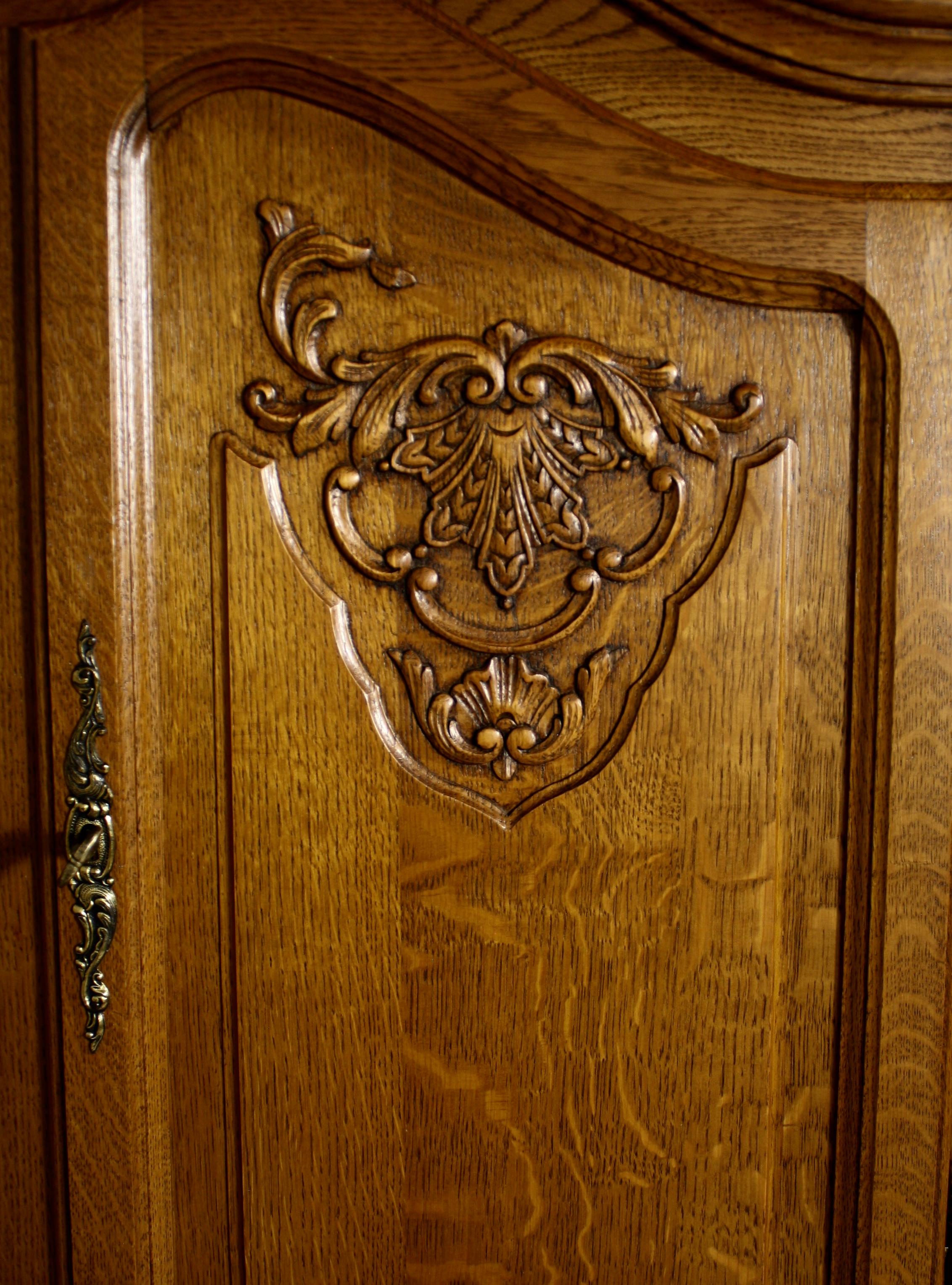 Chêne Cabinet en chêne de style Louis XV avec intérieur matelassé et étagère en verre:: vers 1895 en vente