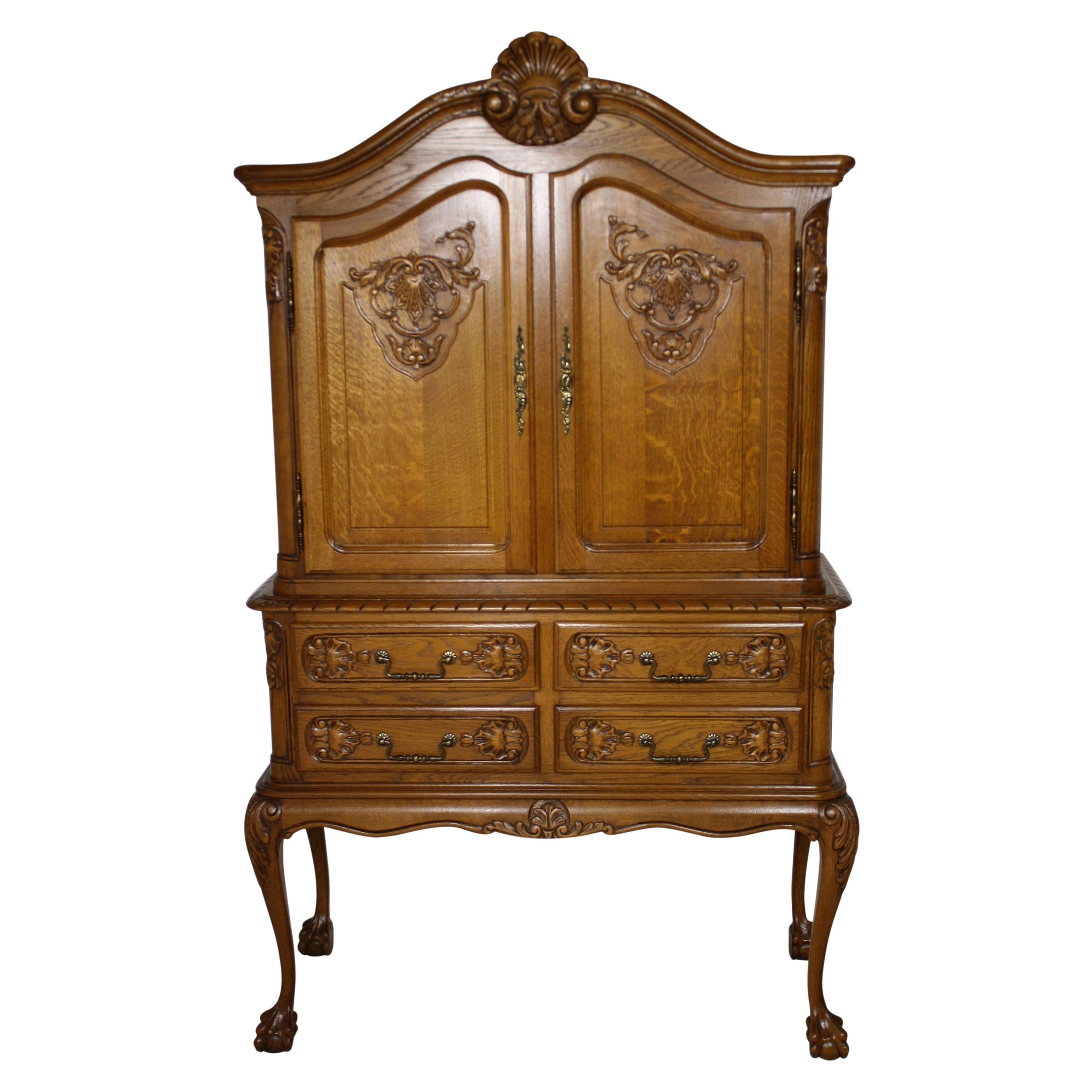 Cabinet en chêne de style Louis XV avec intérieur matelassé et étagère en verre:: vers 1895 en vente