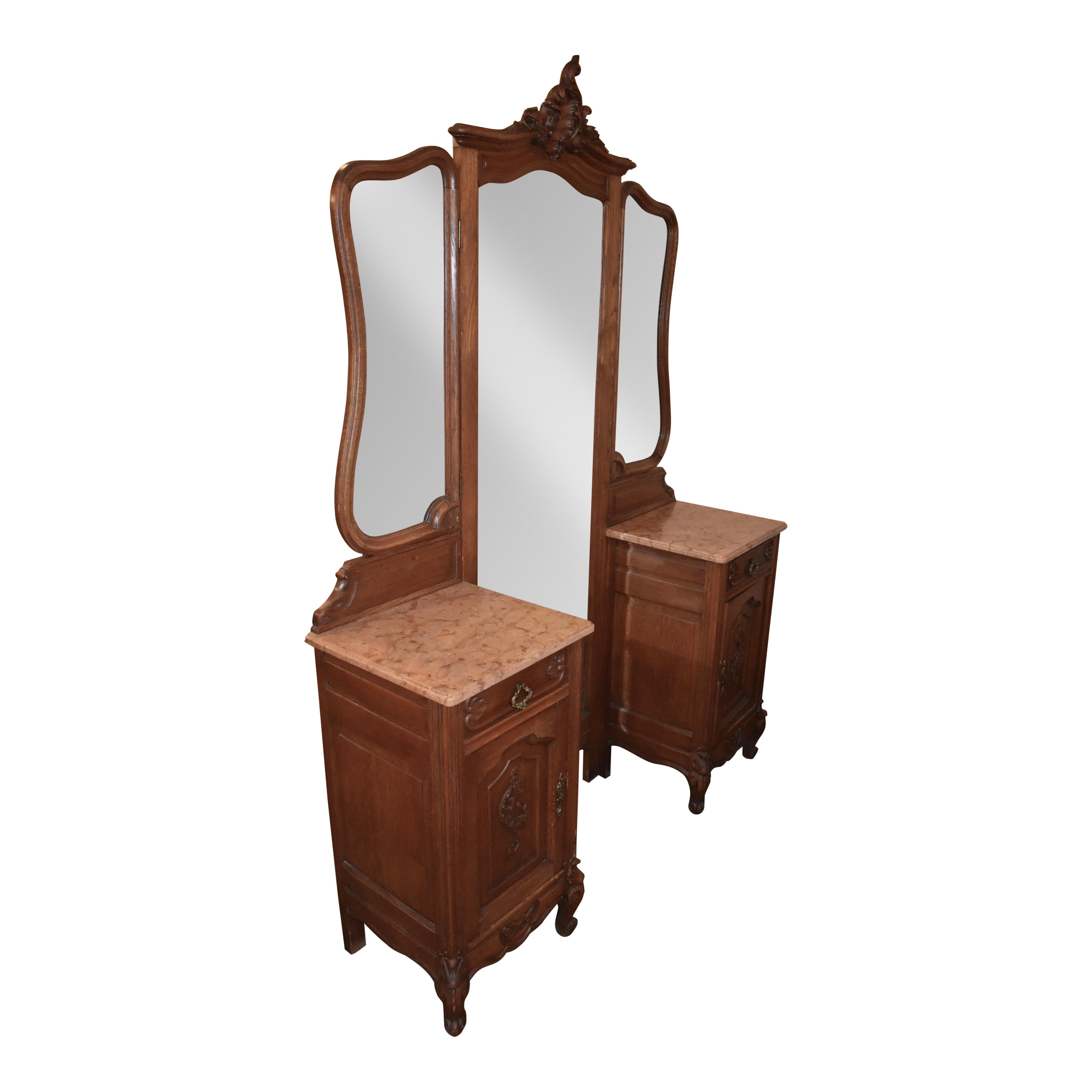 Get ready to start your day or night out at this stunning, oak dressing table. Crafted in the late-19th century, it has so much to brag about. Its full length mirror and hinged, tri-fold side mirrors make it possible to see your reflection from so