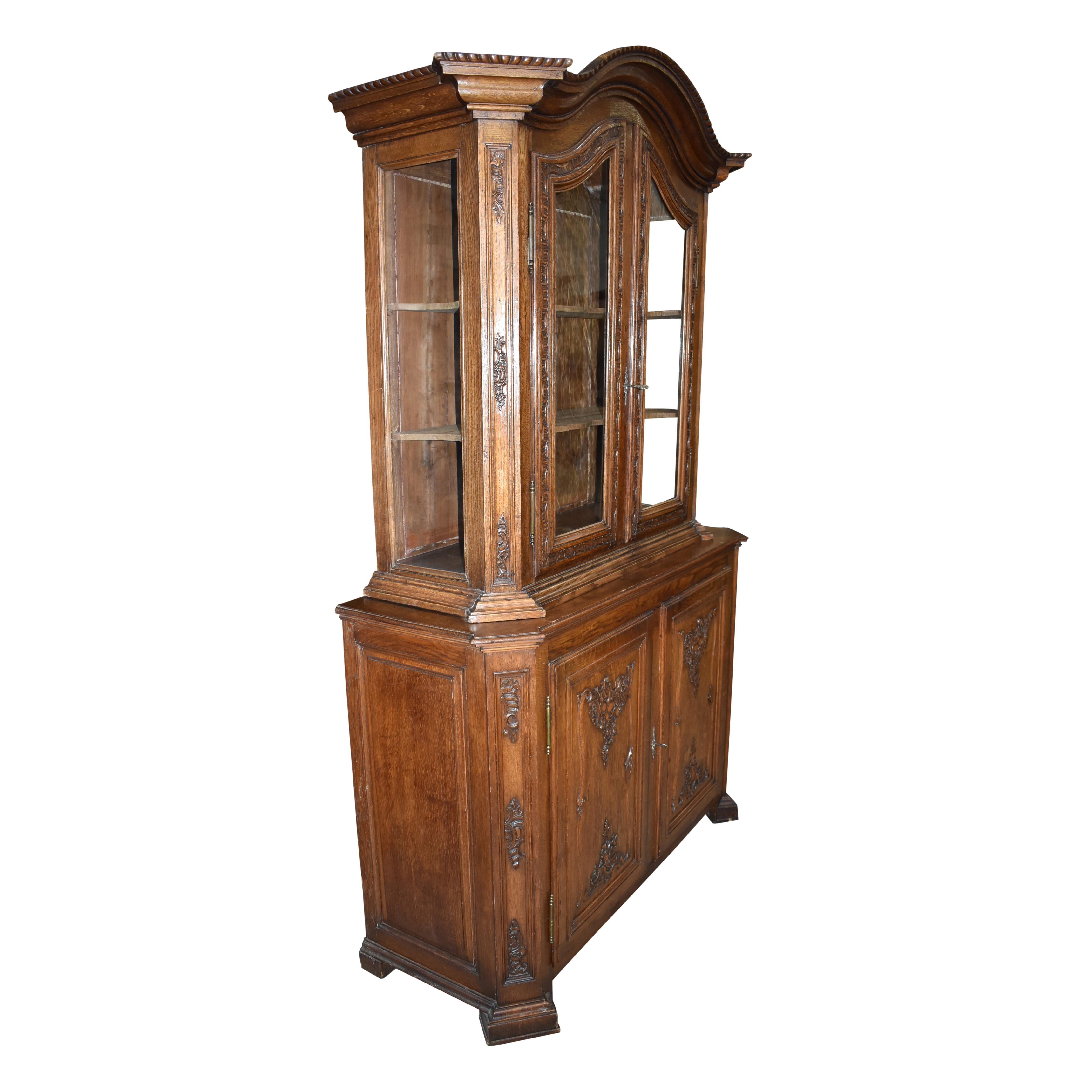 Ispirata ai mobili in stile Luigi XV, questa bellissima credenza è stata realizzata alla fine del XIX secolo in quercia europea e rifinita con un ricco colore scuro. Mostra curve morbide e aggraziate abbinate a linee decise e taglienti. Le linee