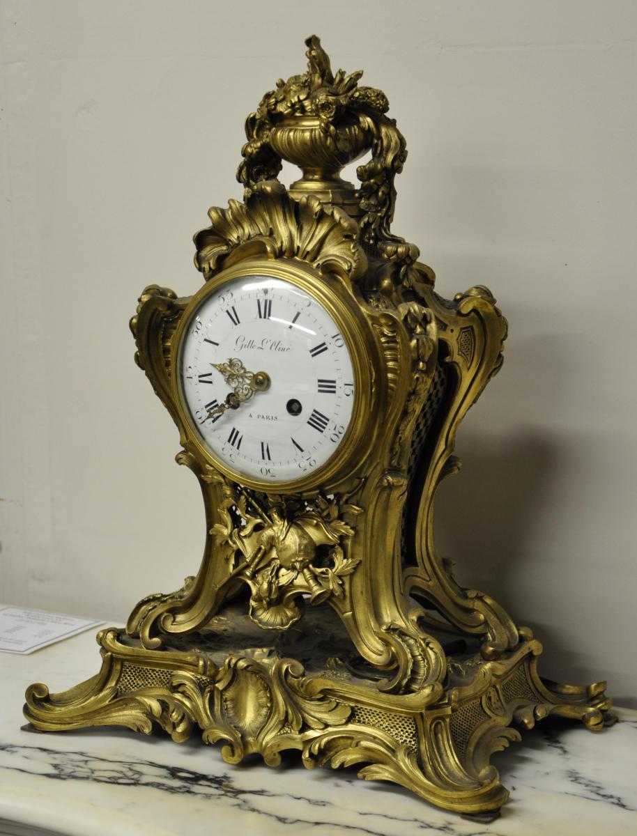 Belle petite pendule ancienne de style Louis XV réalisée par l'horloger Gille l'Ainé au 19ème siècle. Le cadran est signé 
