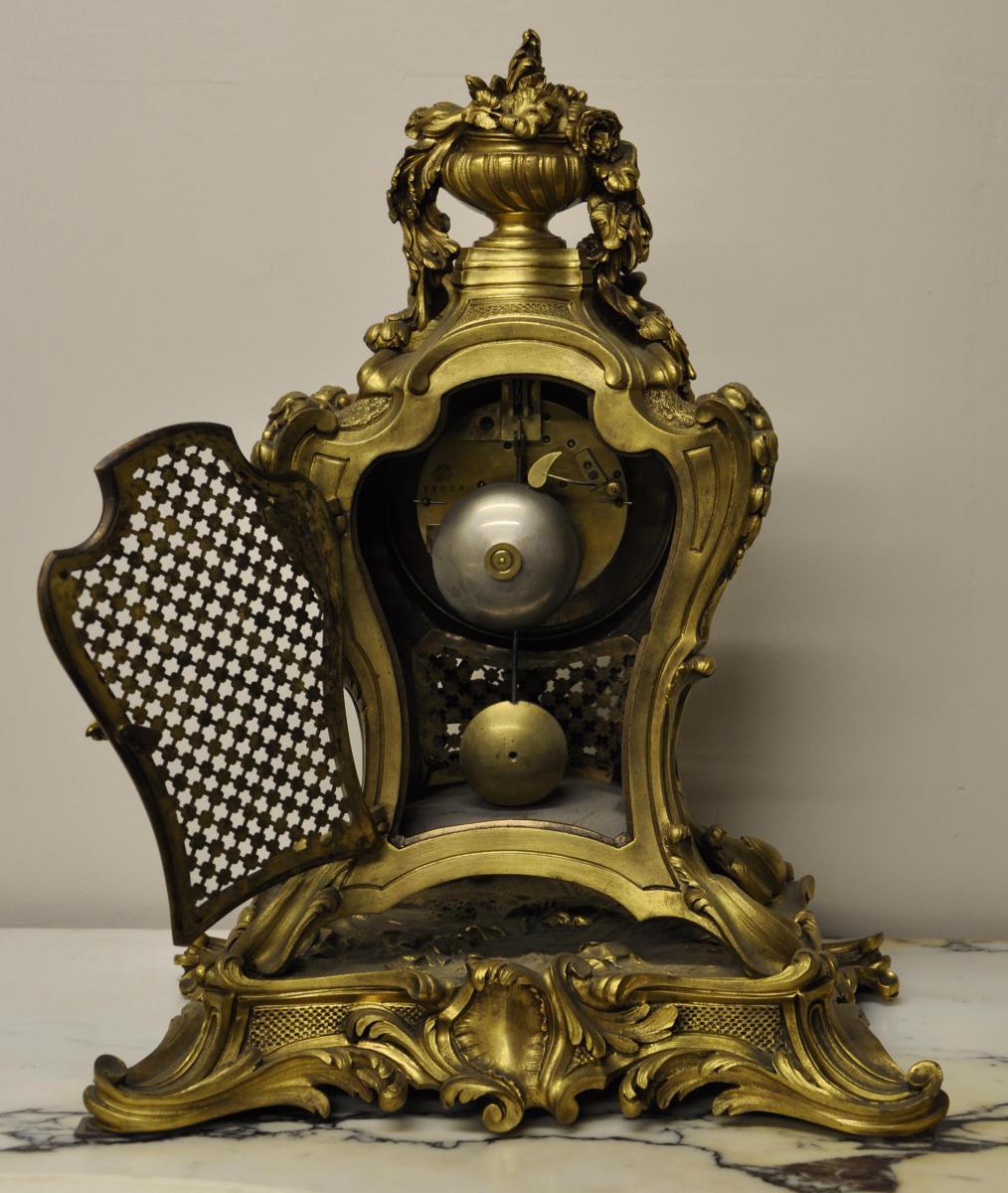 XIXe siècle Pendule Louis XV en bronze doré par Gilles l'Ainé en vente