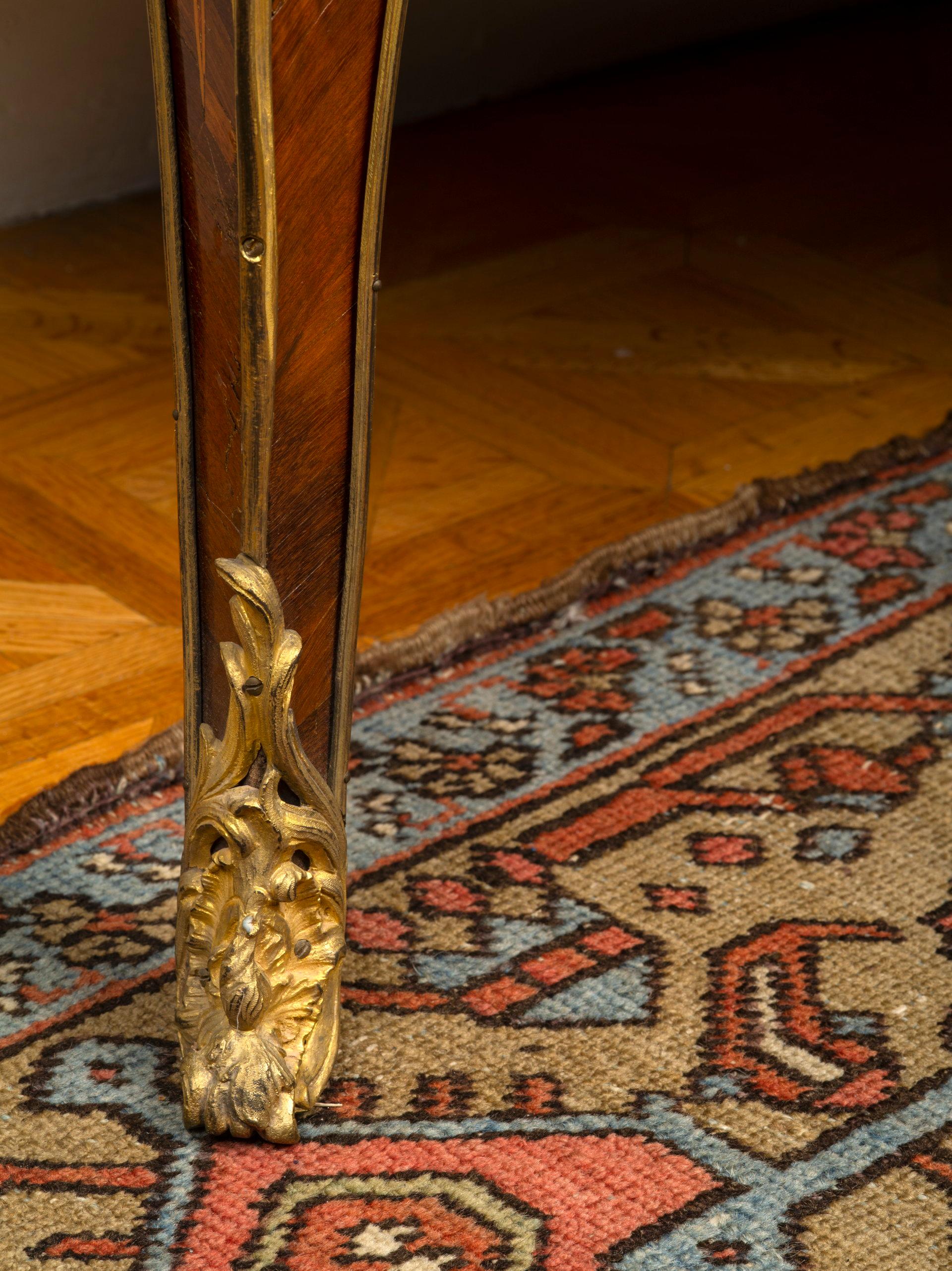 Commode Louis XV en bois de tulipier et bois de Bout montée en bronze doré, estampillée Chevallier en vente 2