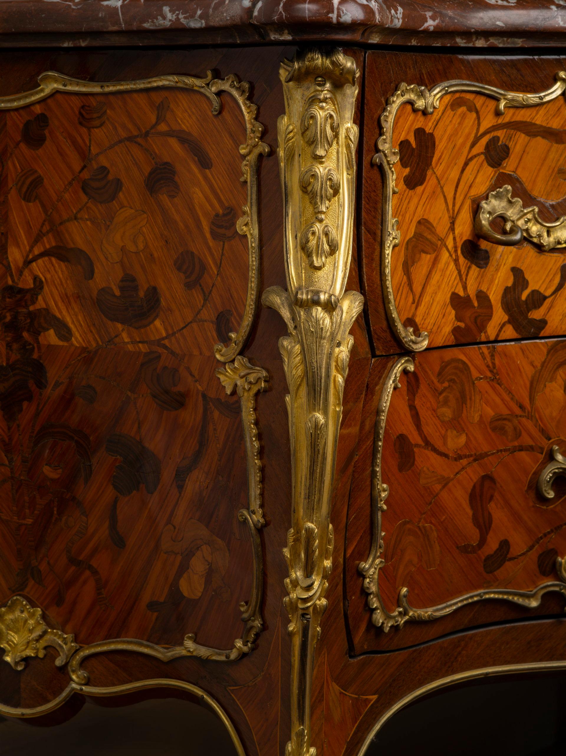 Commode Louis XV en bois de tulipier et bois de Bout montée en bronze doré, estampillée Chevallier en vente 3