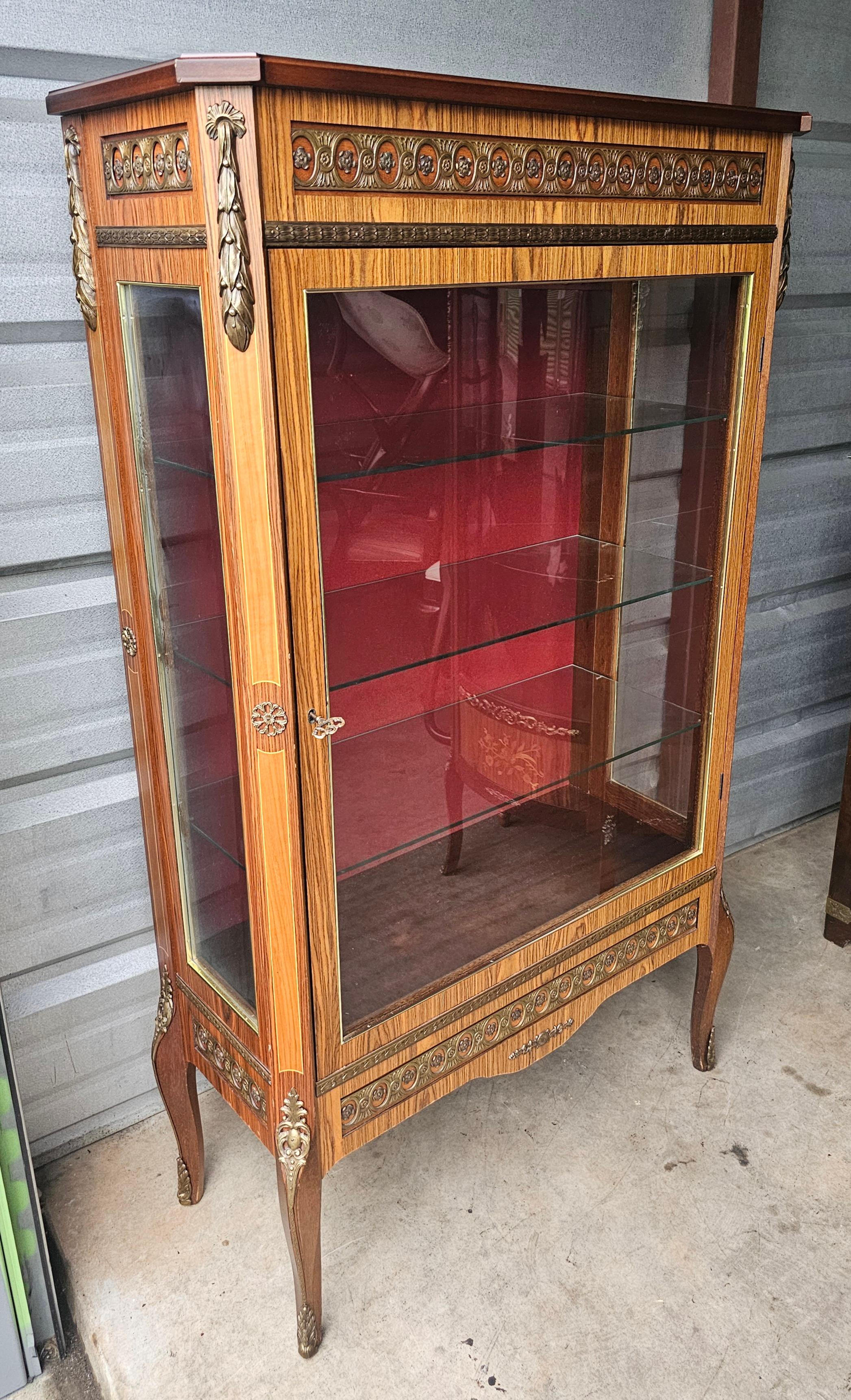 Vitrine Louis XV en marqueterie de bronze doré et satiné avec porte vitrée et éclairage  Cabinet en vente 3