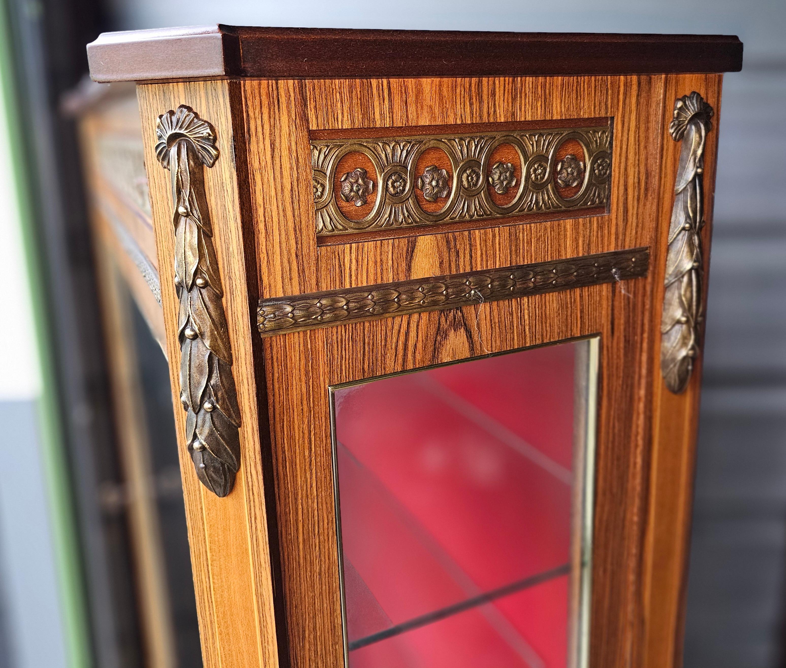 Vitrine Louis XV en marqueterie de bronze doré et satiné avec porte vitrée et éclairage  Cabinet en vente 5