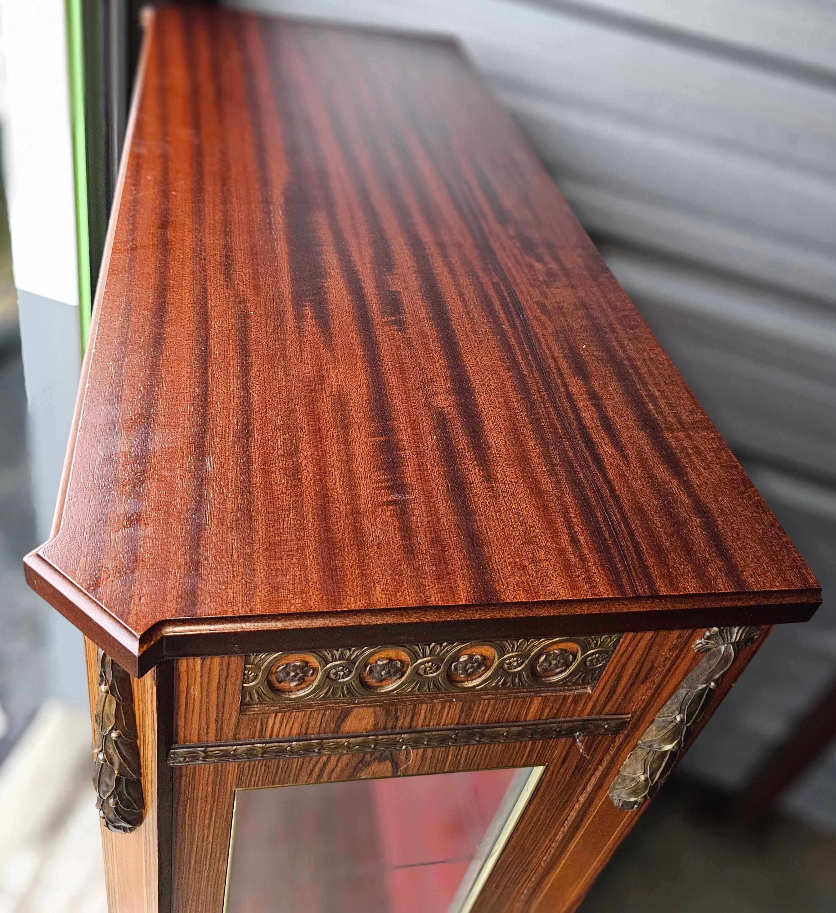Vitrine Louis XV en marqueterie de bronze doré et satiné avec porte vitrée et éclairage  Cabinet en vente 7