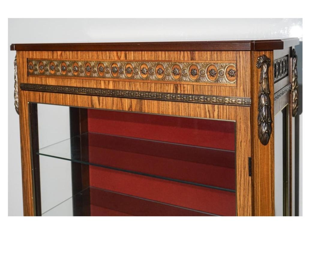Une étonnante armoire à portes vitrées de style Louis XV en marqueterie de bois de satin incrustée de bronze. Éclairé avec une serrure et une clé.
Mesure 35
