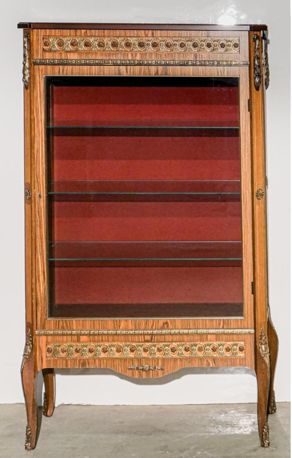 Inconnu Vitrine Louis XV en marqueterie de bronze doré et satiné avec porte vitrée et éclairage  Cabinet en vente