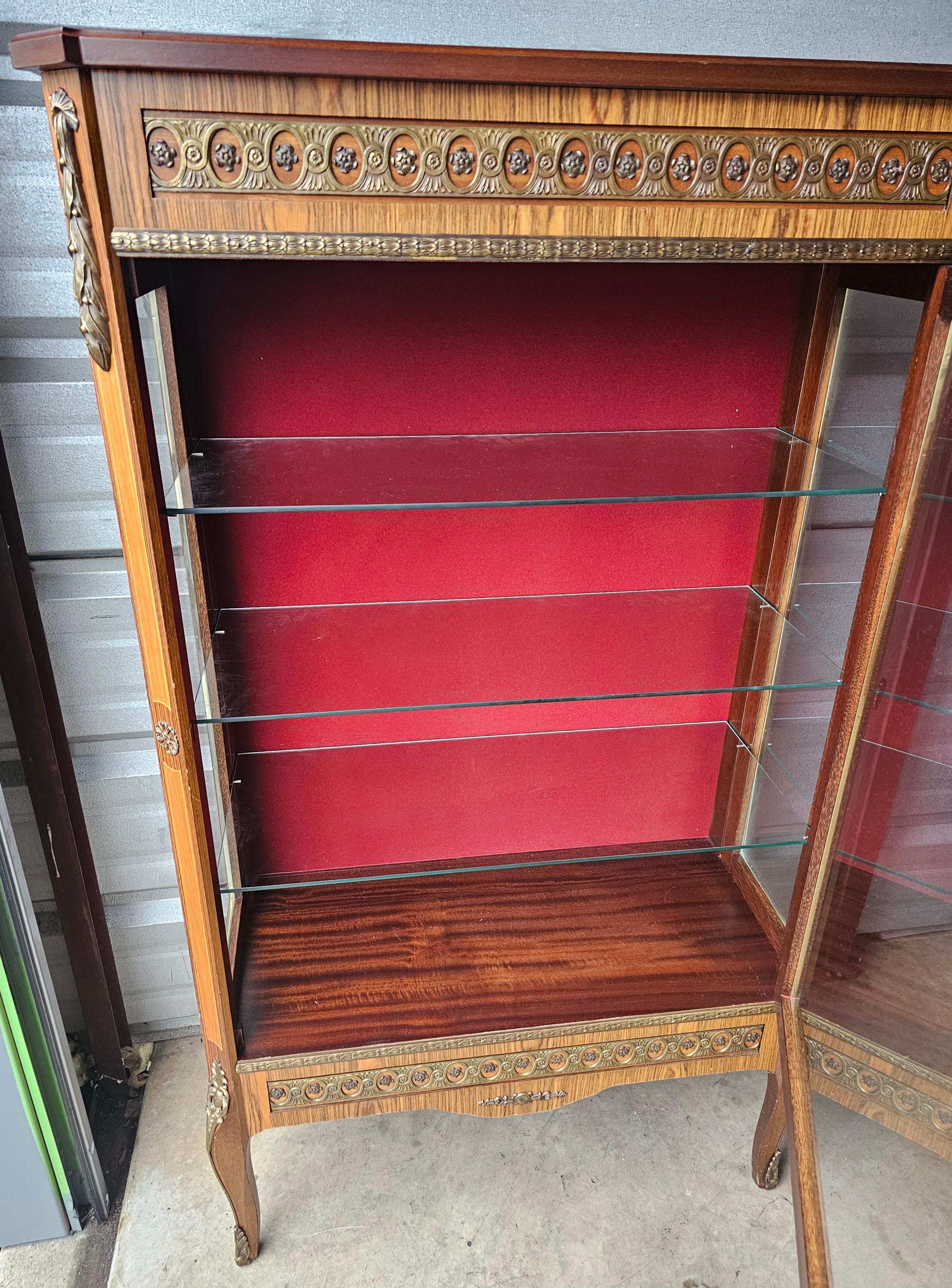 Incrusté Vitrine Louis XV en marqueterie de bronze doré et satiné avec porte vitrée et éclairage  Cabinet en vente
