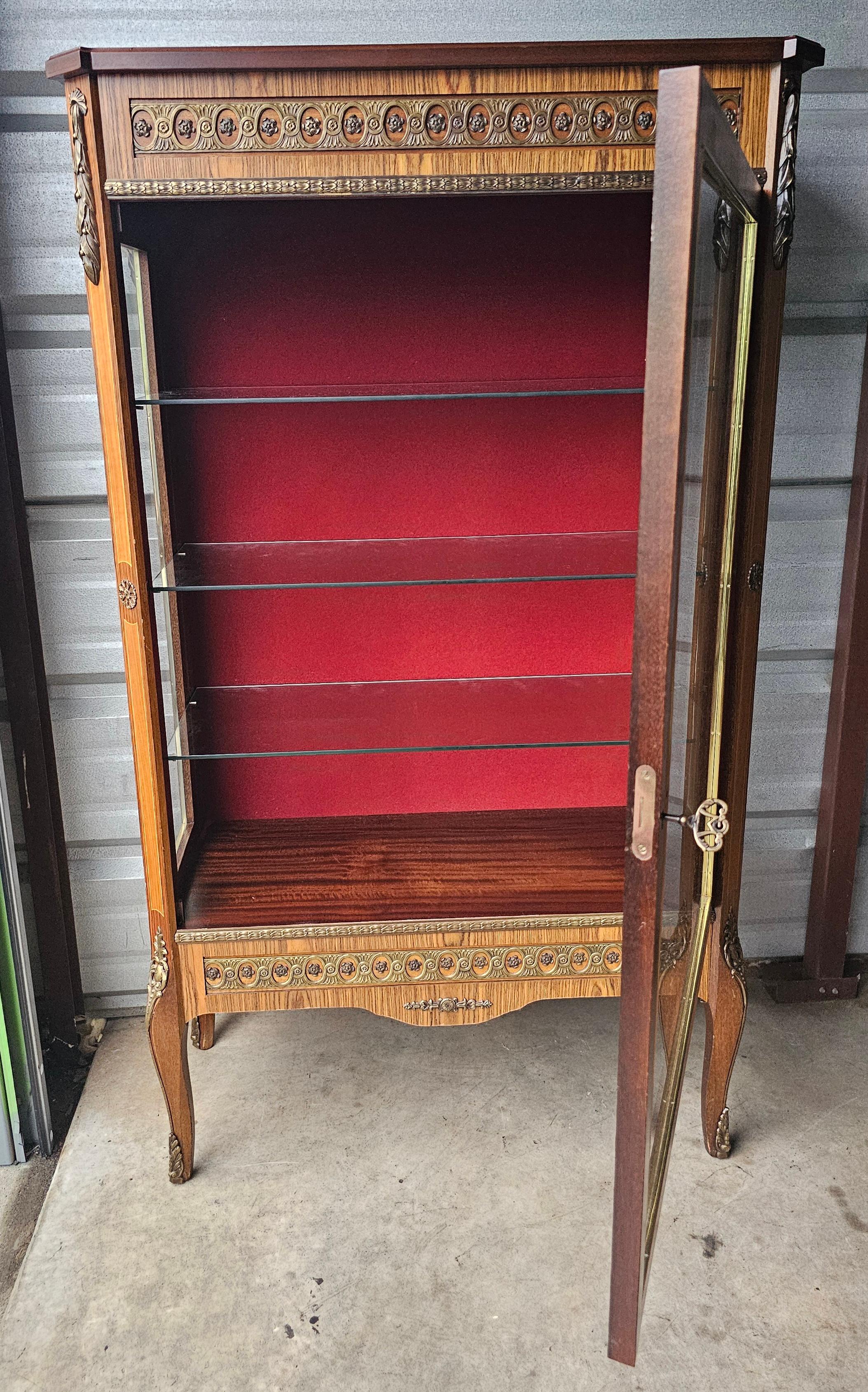 Vitrine Louis XV en marqueterie de bronze doré et satiné avec porte vitrée et éclairage  Cabinet Bon état - En vente à Germantown, MD