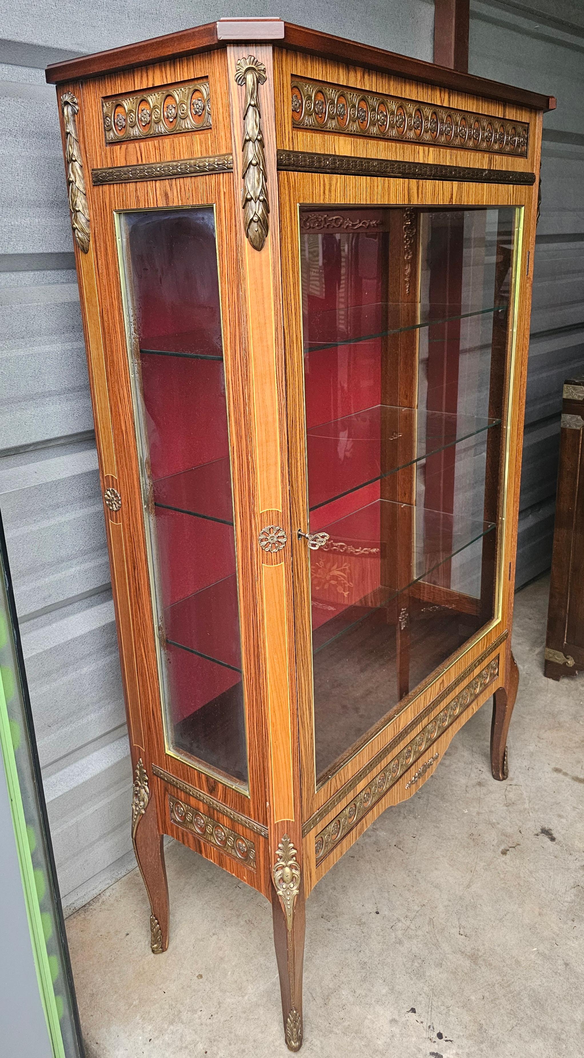 20ième siècle Vitrine Louis XV en marqueterie de bronze doré et satiné avec porte vitrée et éclairage  Cabinet en vente