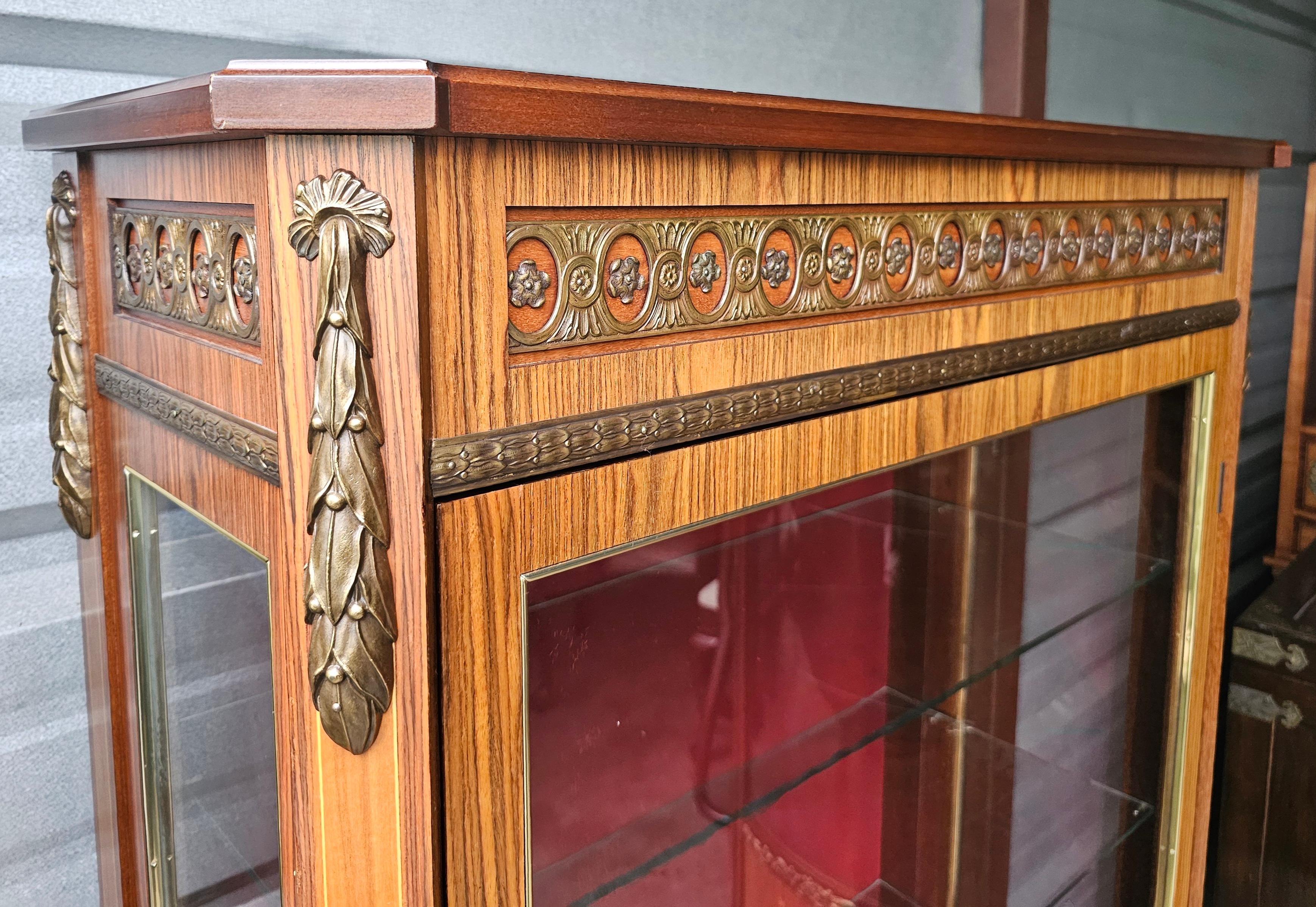 Tissu Vitrine Louis XV en marqueterie de bronze doré et satiné avec porte vitrée et éclairage  Cabinet en vente