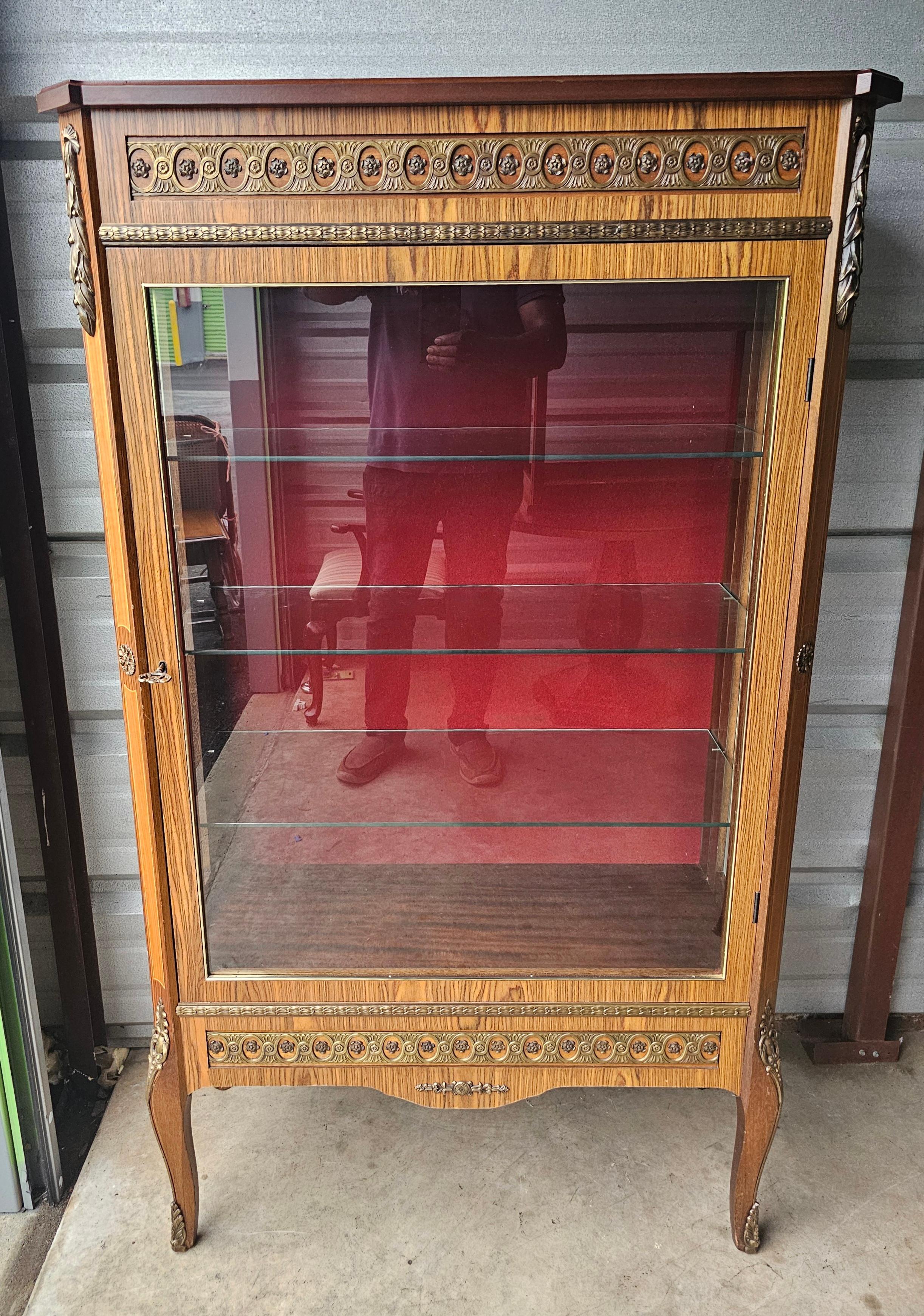 Vitrine Louis XV en marqueterie de bronze doré et satiné avec porte vitrée et éclairage  Cabinet en vente 1
