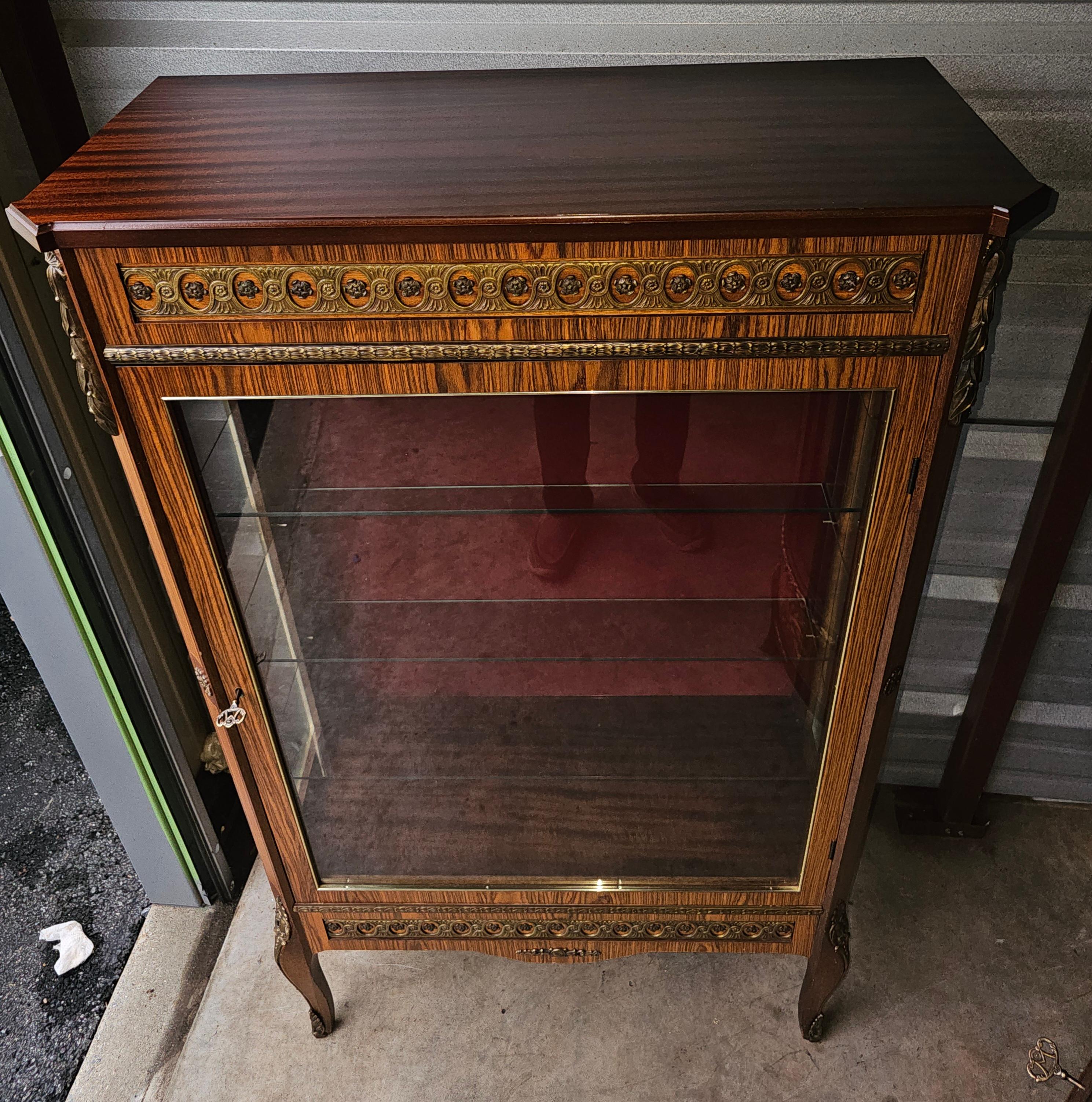 Vitrine Louis XV en marqueterie de bronze doré et satiné avec porte vitrée et éclairage  Cabinet en vente 2
