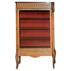 Expositor iluminado con puerta de cristal con incrustaciones de Ormolu y madera satinada Luis XV  Armario