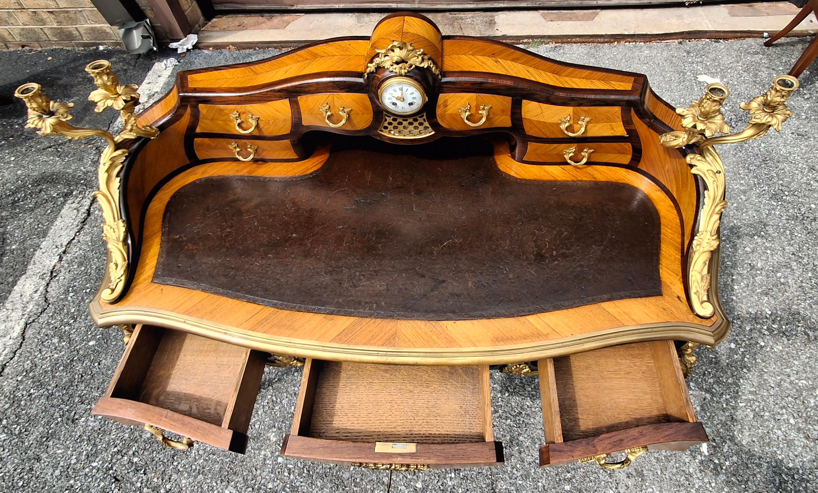 Bureau da donna Luigi XV in legno di tulipano Ormolu e intarsio di Kingwood con piano in pelle in vendita 3