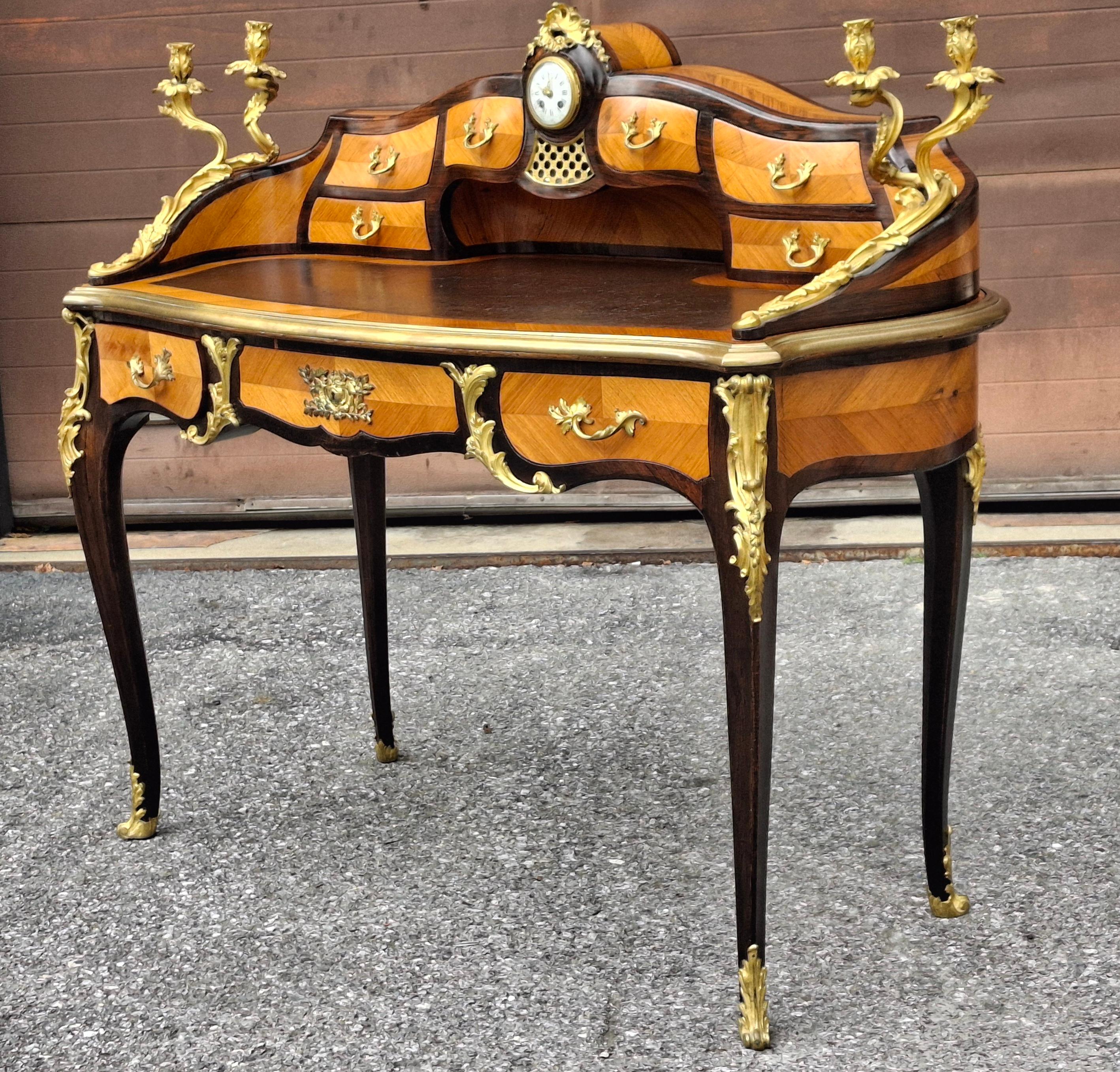 Bureau da donna Luigi XV in legno di tulipano Ormolu e intarsio di Kingwood con piano in pelle in vendita 5