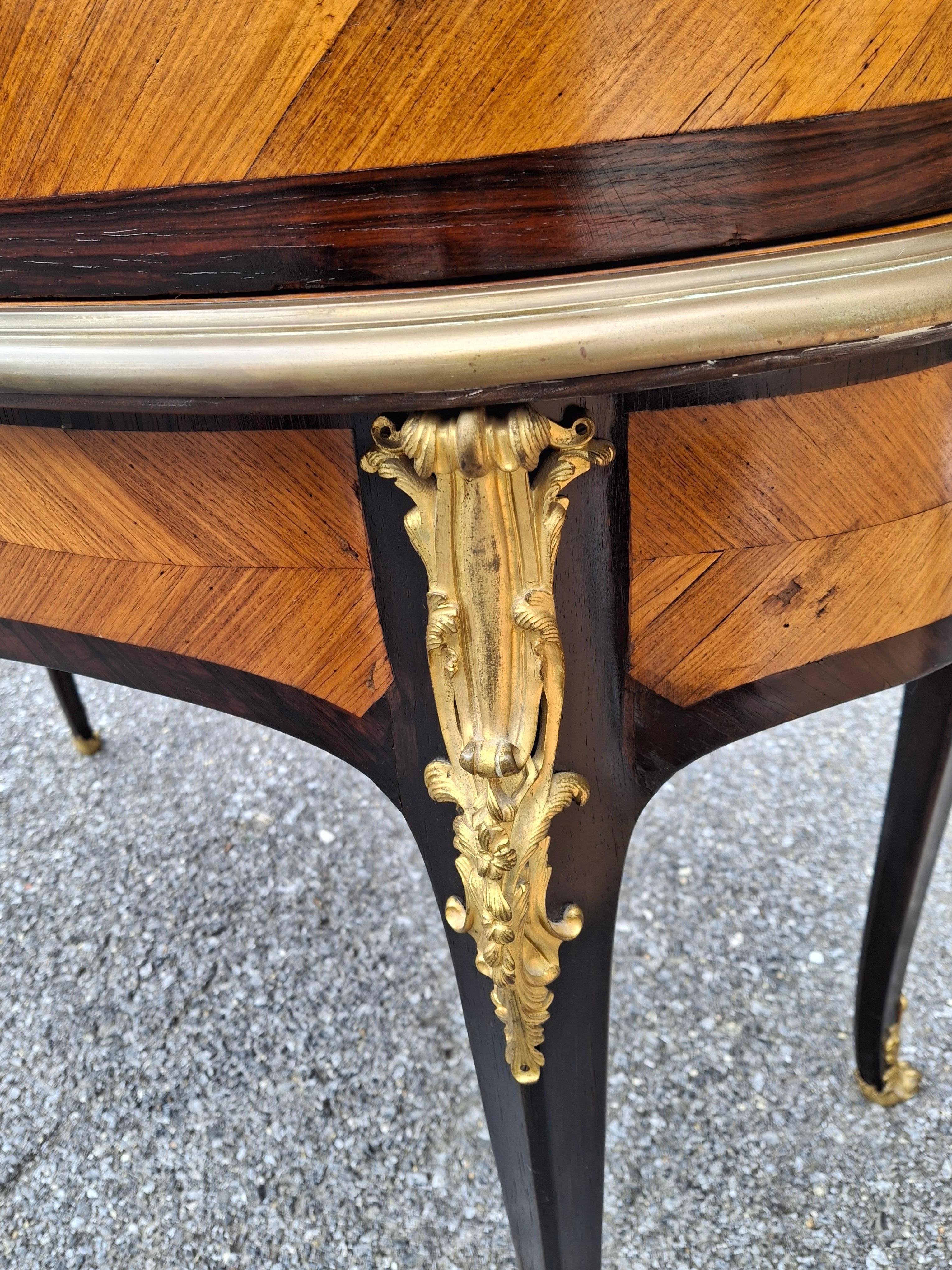 Bureau da donna Luigi XV in legno di tulipano Ormolu e intarsio di Kingwood con piano in pelle in vendita 7