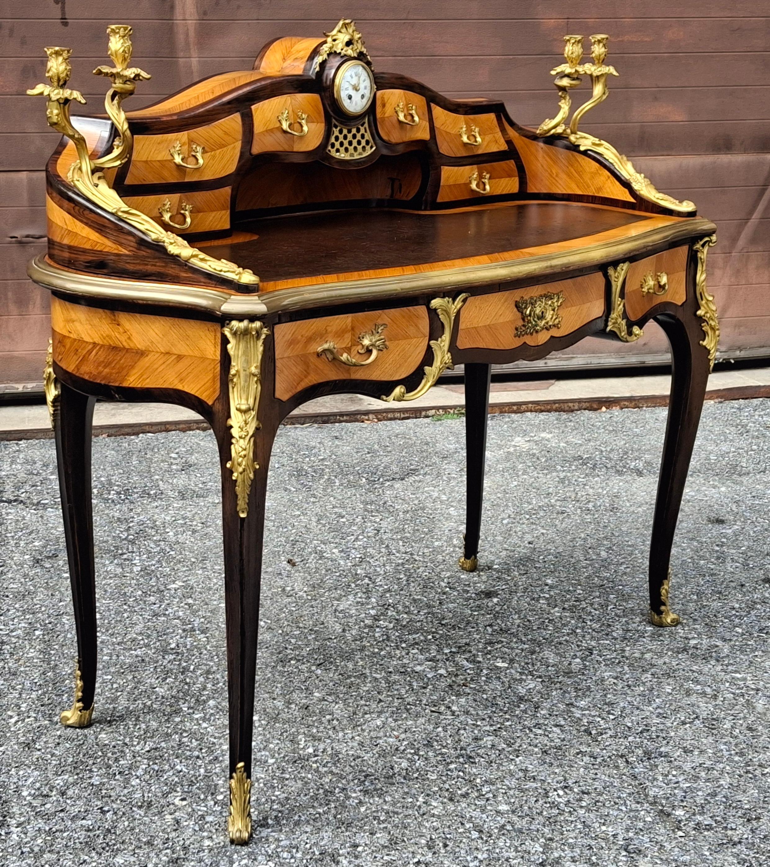 Francese Bureau da donna Luigi XV in legno di tulipano Ormolu e intarsio di Kingwood con piano in pelle in vendita