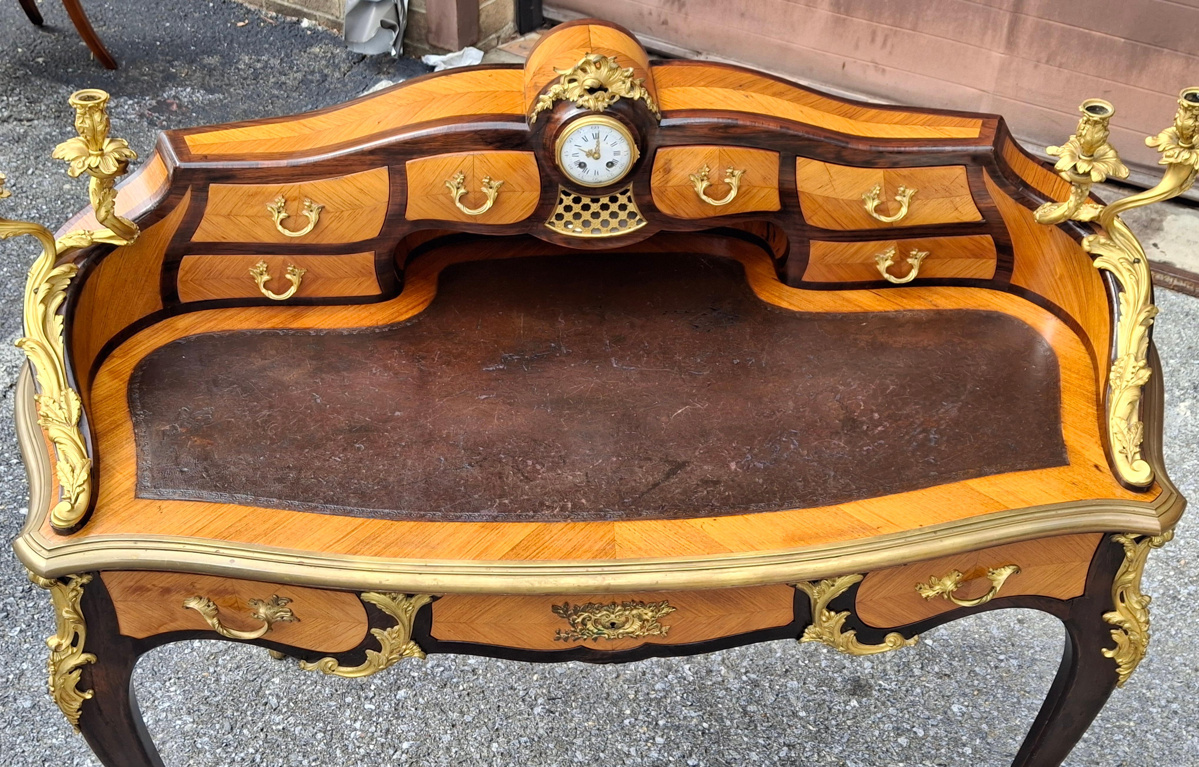 Marqueterie Bureau da donna Luigi XV in legno di tulipano Ormolu e intarsio di Kingwood con piano in pelle in vendita