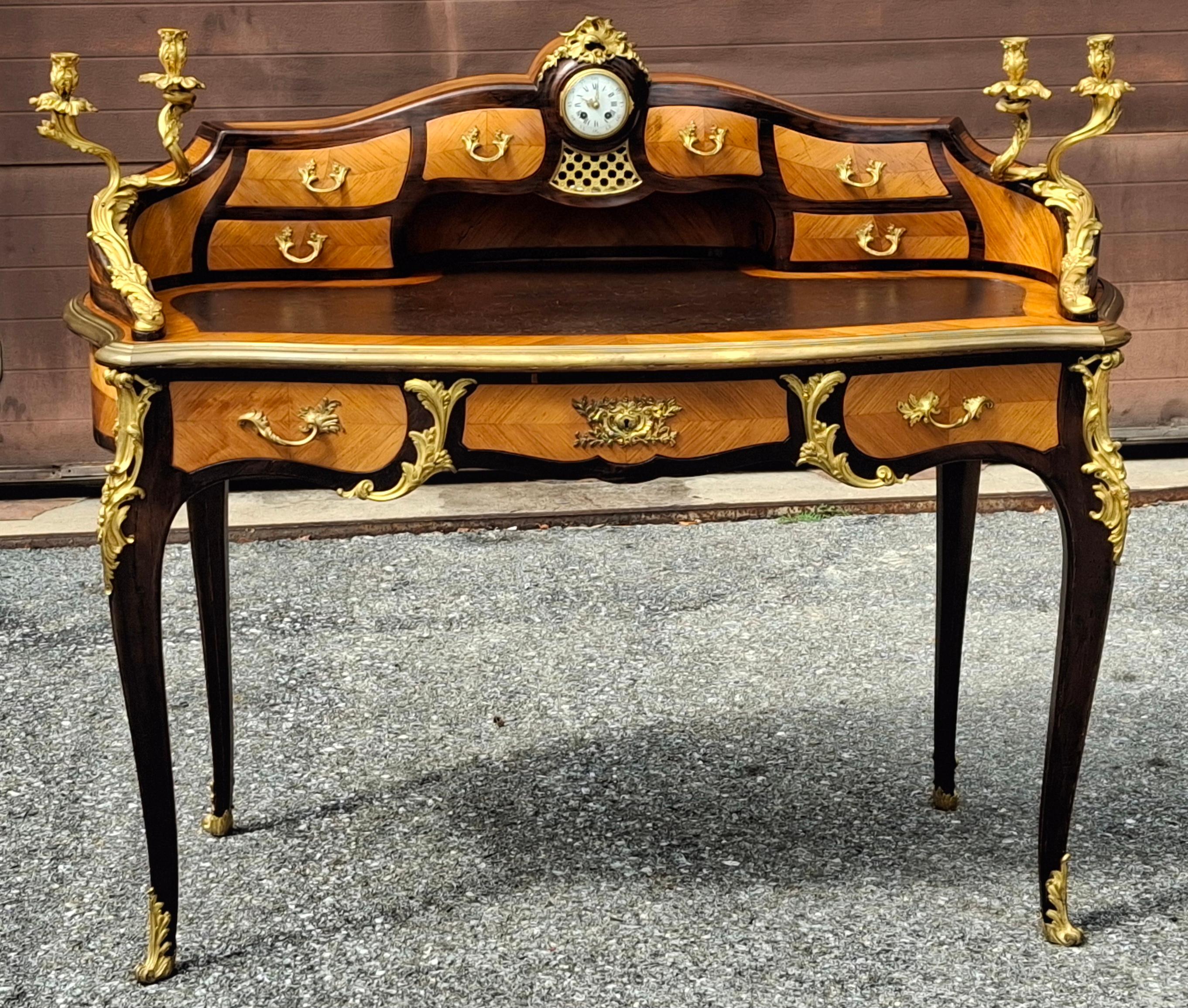 Bureau da donna Luigi XV in legno di tulipano Ormolu e intarsio di Kingwood con piano in pelle In condizioni buone in vendita a Germantown, MD