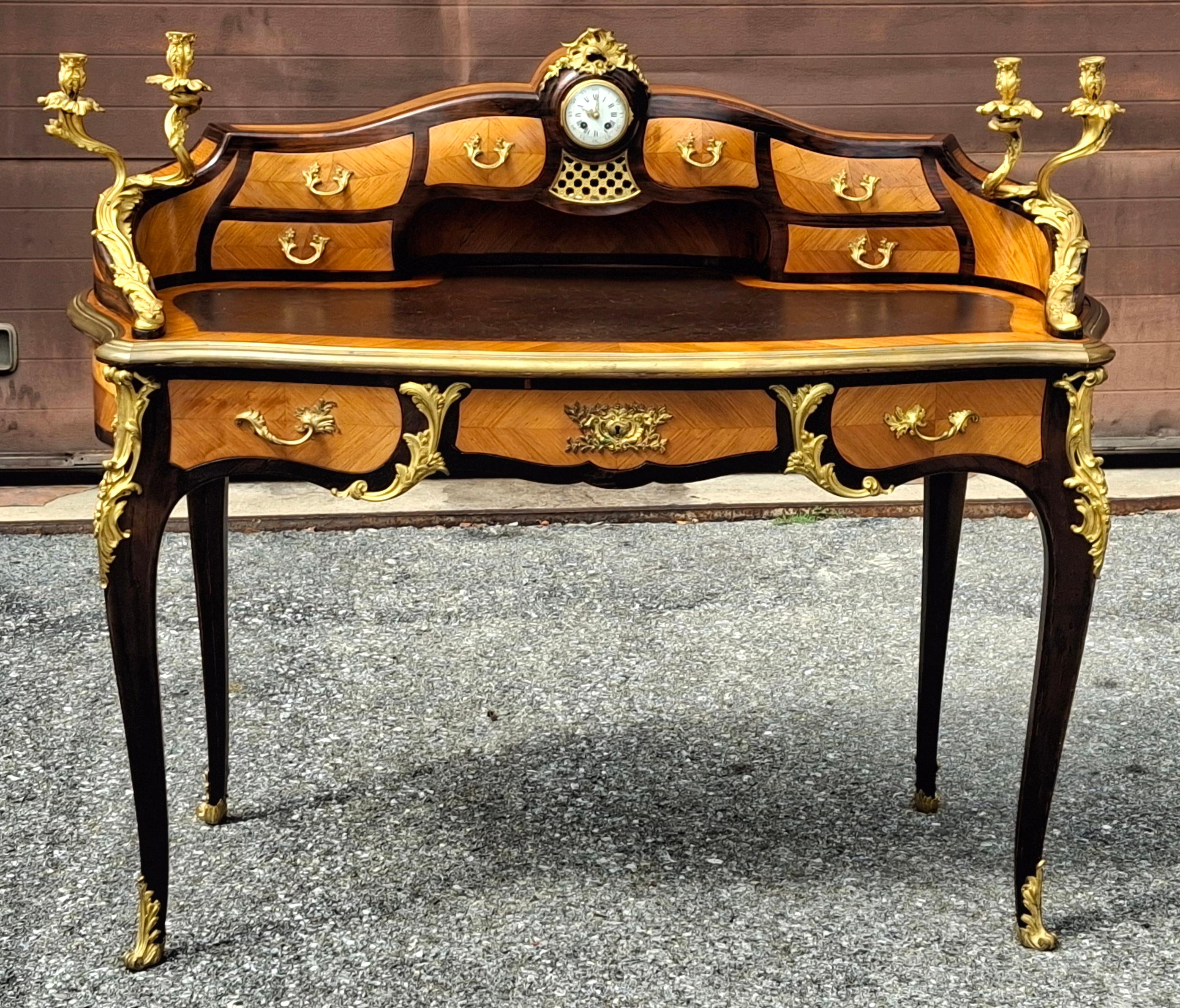 XIX secolo Bureau da donna Luigi XV in legno di tulipano Ormolu e intarsio di Kingwood con piano in pelle in vendita
