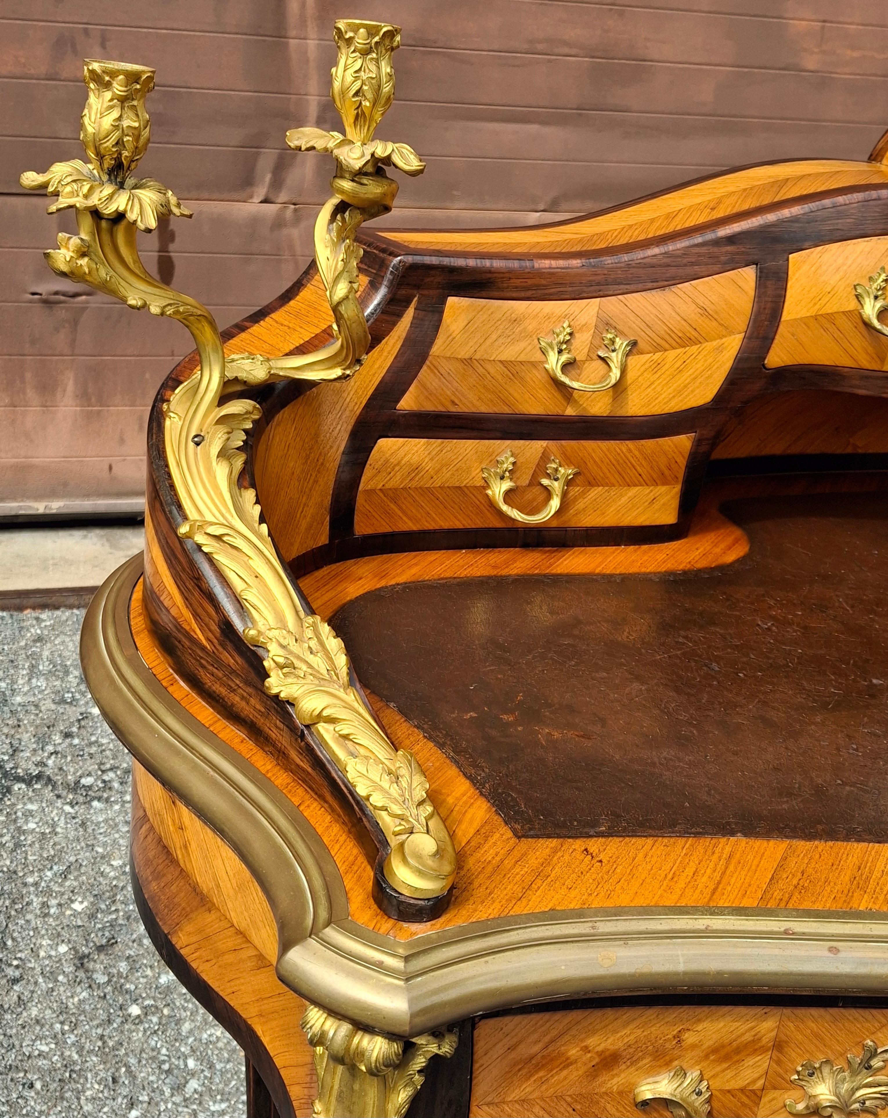 Ottone Bureau da donna Luigi XV in legno di tulipano Ormolu e intarsio di Kingwood con piano in pelle in vendita