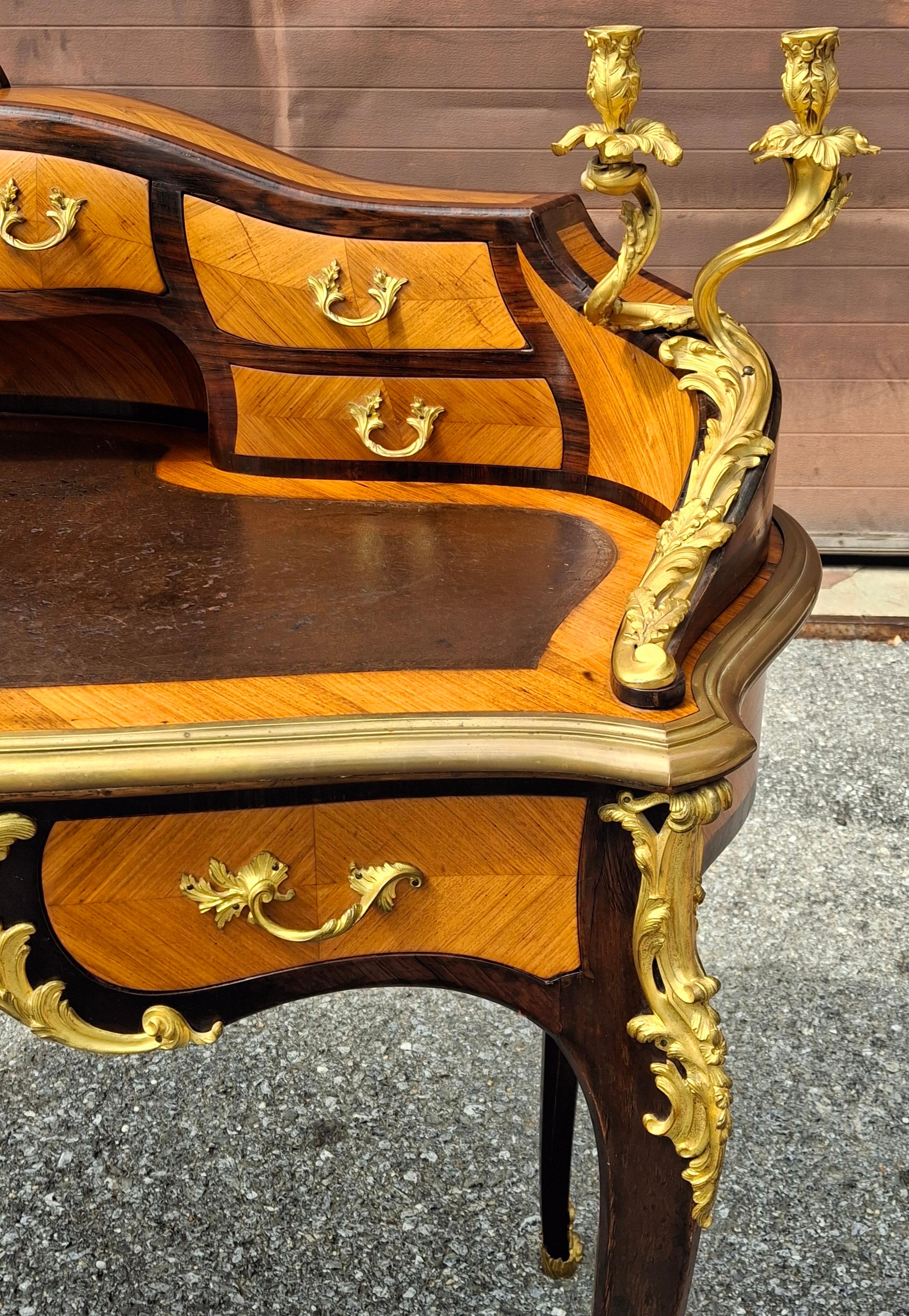 Bureau da donna Luigi XV in legno di tulipano Ormolu e intarsio di Kingwood con piano in pelle in vendita 1