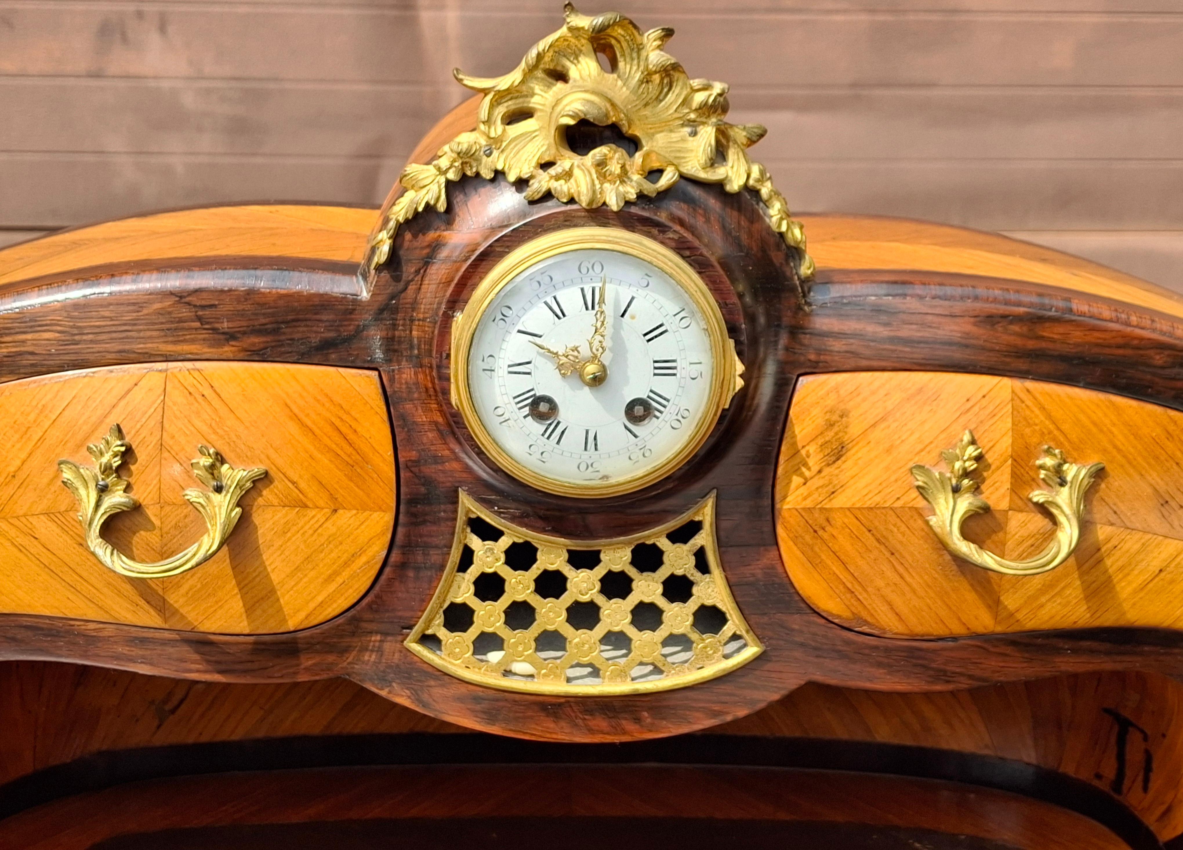 Bureau da donna Luigi XV in legno di tulipano Ormolu e intarsio di Kingwood con piano in pelle in vendita 2