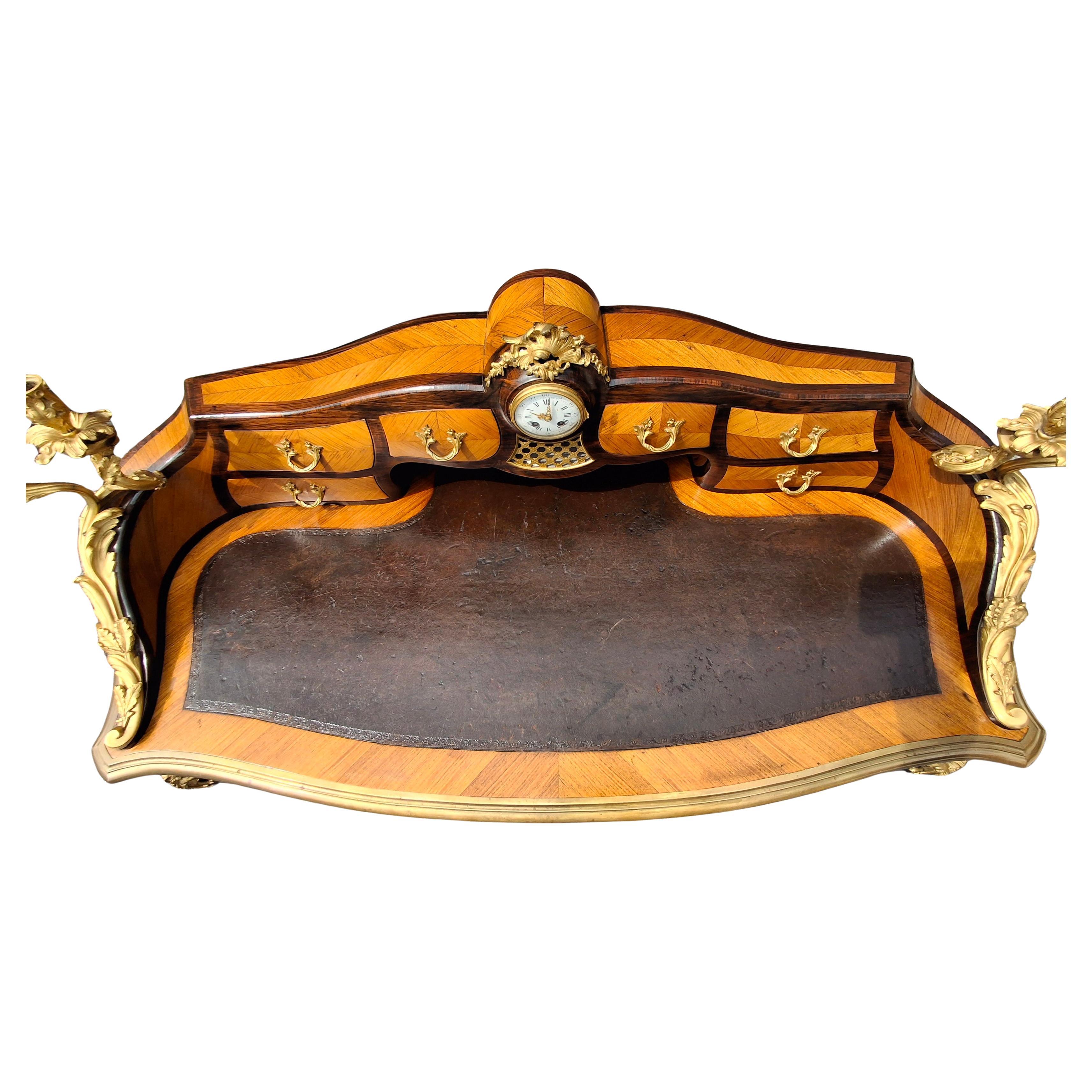 Un orologio della fine del XIX secolo in stile Luigi XV con montatura in ormù,  Bureau Avec Cartonnier da donna in legno di tulipano e kingwood intarsiato con inserti in pelle marrone lavorata, composto da 6 cassetti superiori affiancati da un