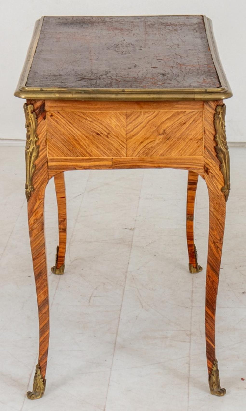Table à écrire en bronze doré Louis XV, 18ème C. en vente 3