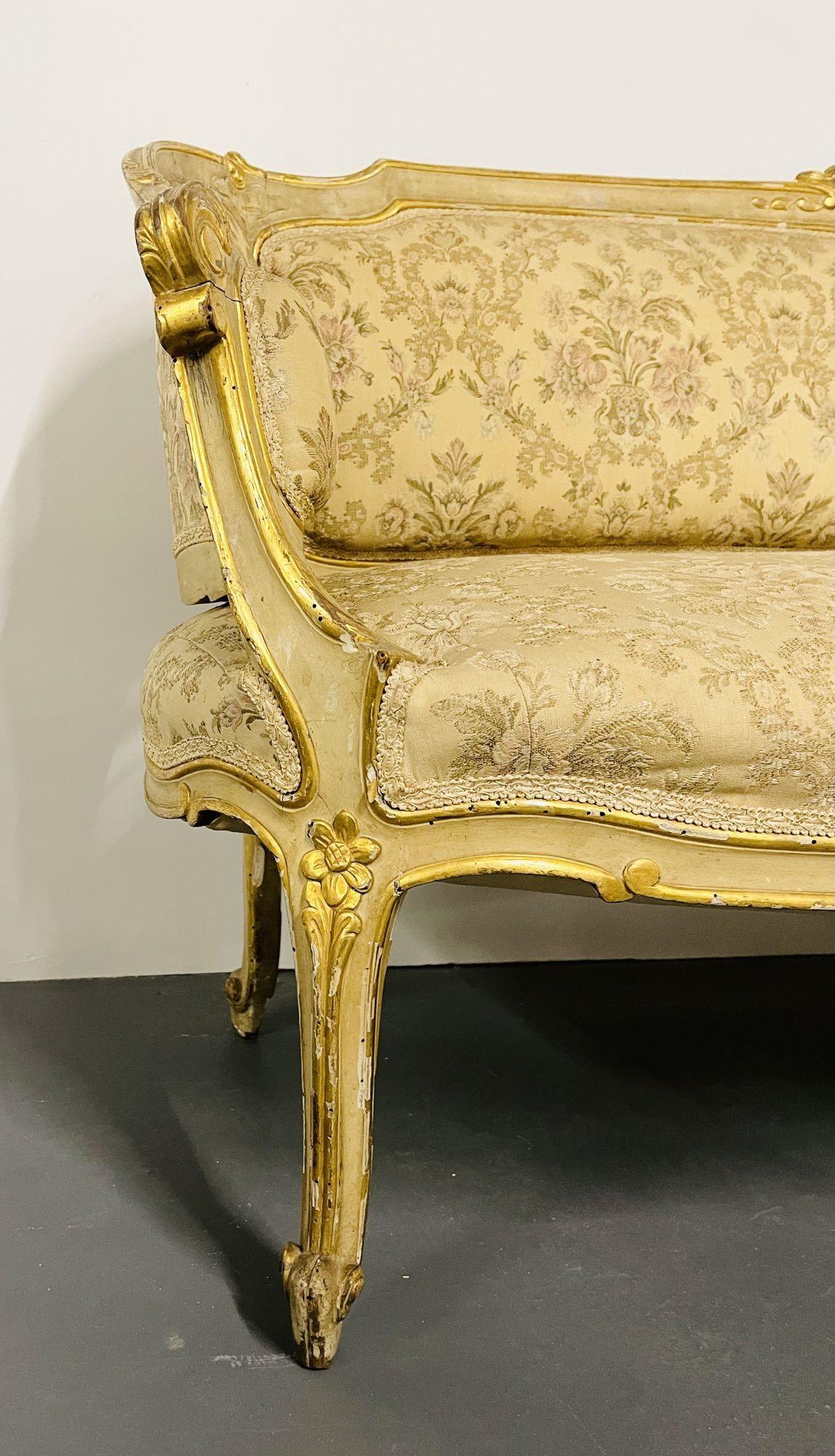 Suite de salon peinte de style Louis XV, banquette, 4 chaises d'appoint, table centrale, piédestal en vente 6