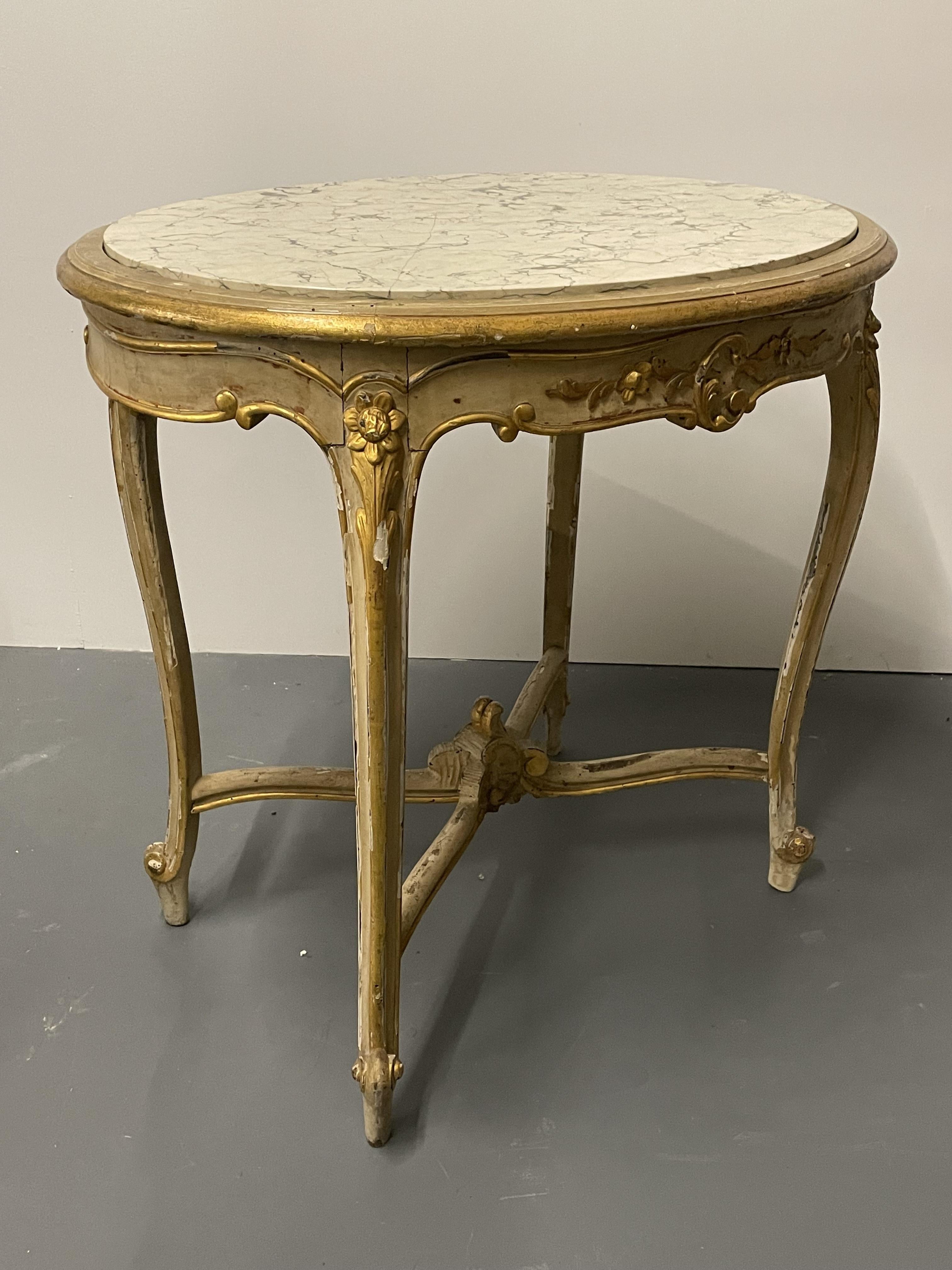 Suite de salon peinte de style Louis XV, banquette, 4 chaises d'appoint, table centrale, piédestal en vente 9