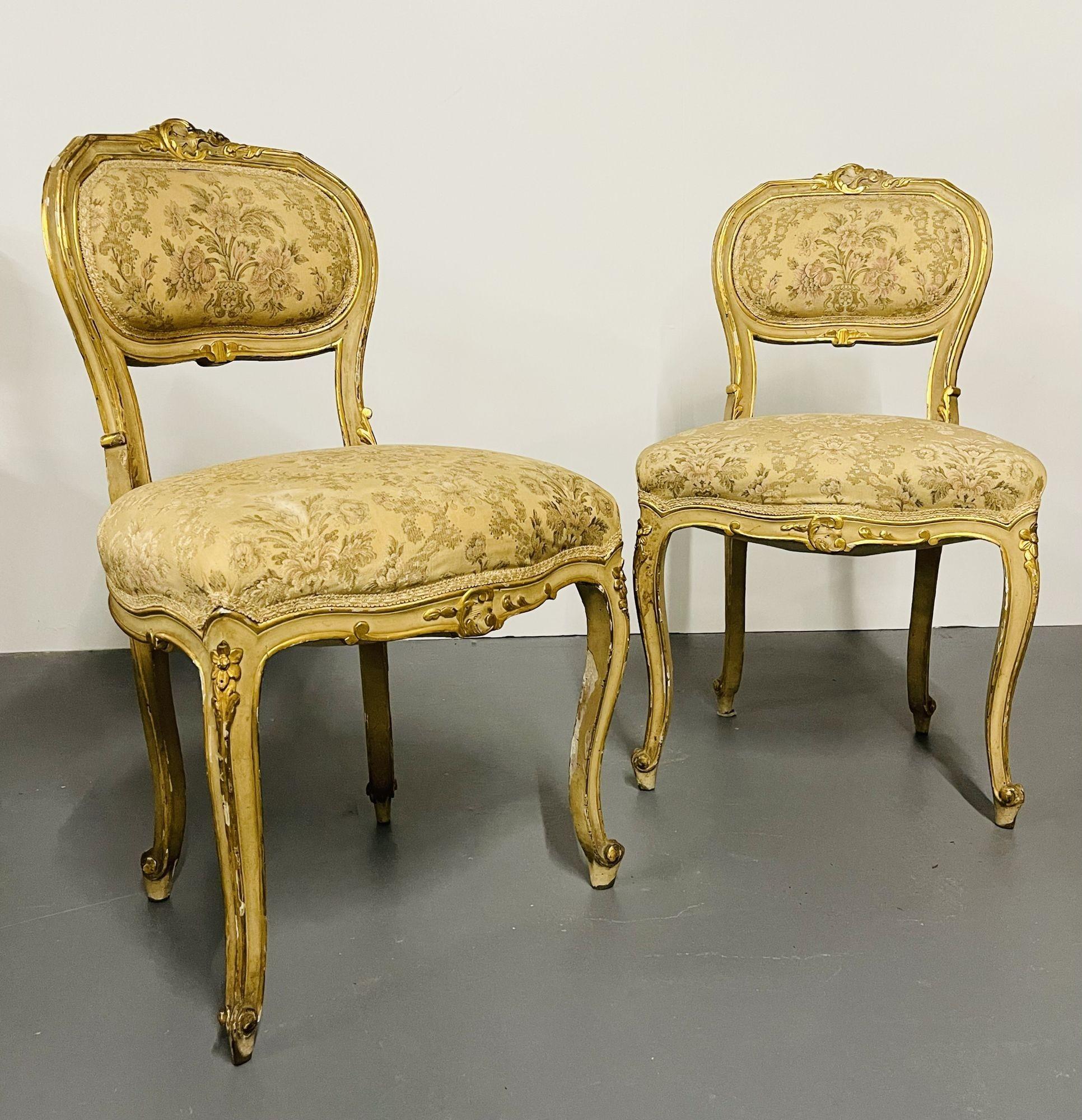 20ième siècle Suite de salon peinte de style Louis XV, banquette, 4 chaises d'appoint, table centrale, piédestal en vente