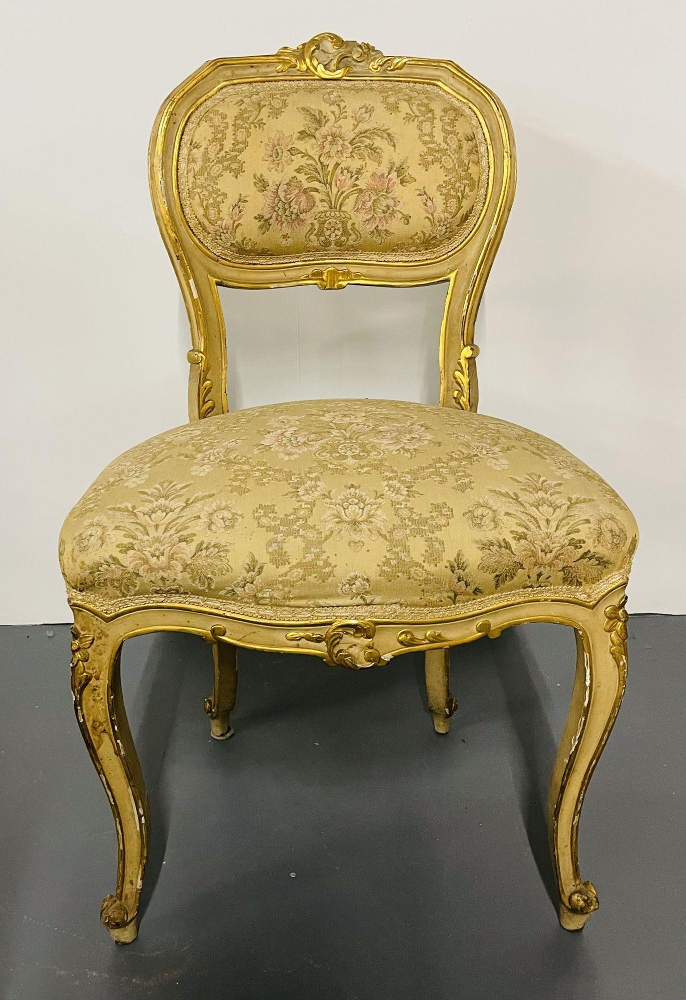 Suite de salon peinte de style Louis XV, banquette, 4 chaises d'appoint, table centrale, piédestal en vente 2