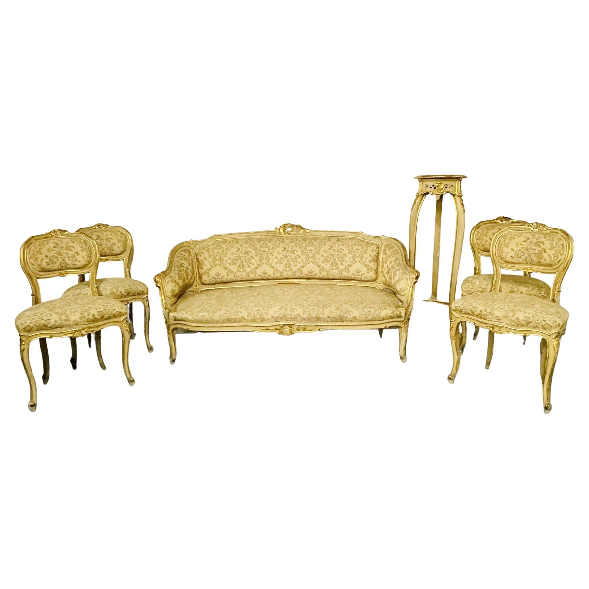 Suite de salon peinte de style Louis XV, banquette, 4 chaises d'appoint, table centrale, piédestal en vente