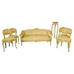 Suite de salon peinte de style Louis XV, banquette, 4 chaises d'appoint, table centrale, piédestal