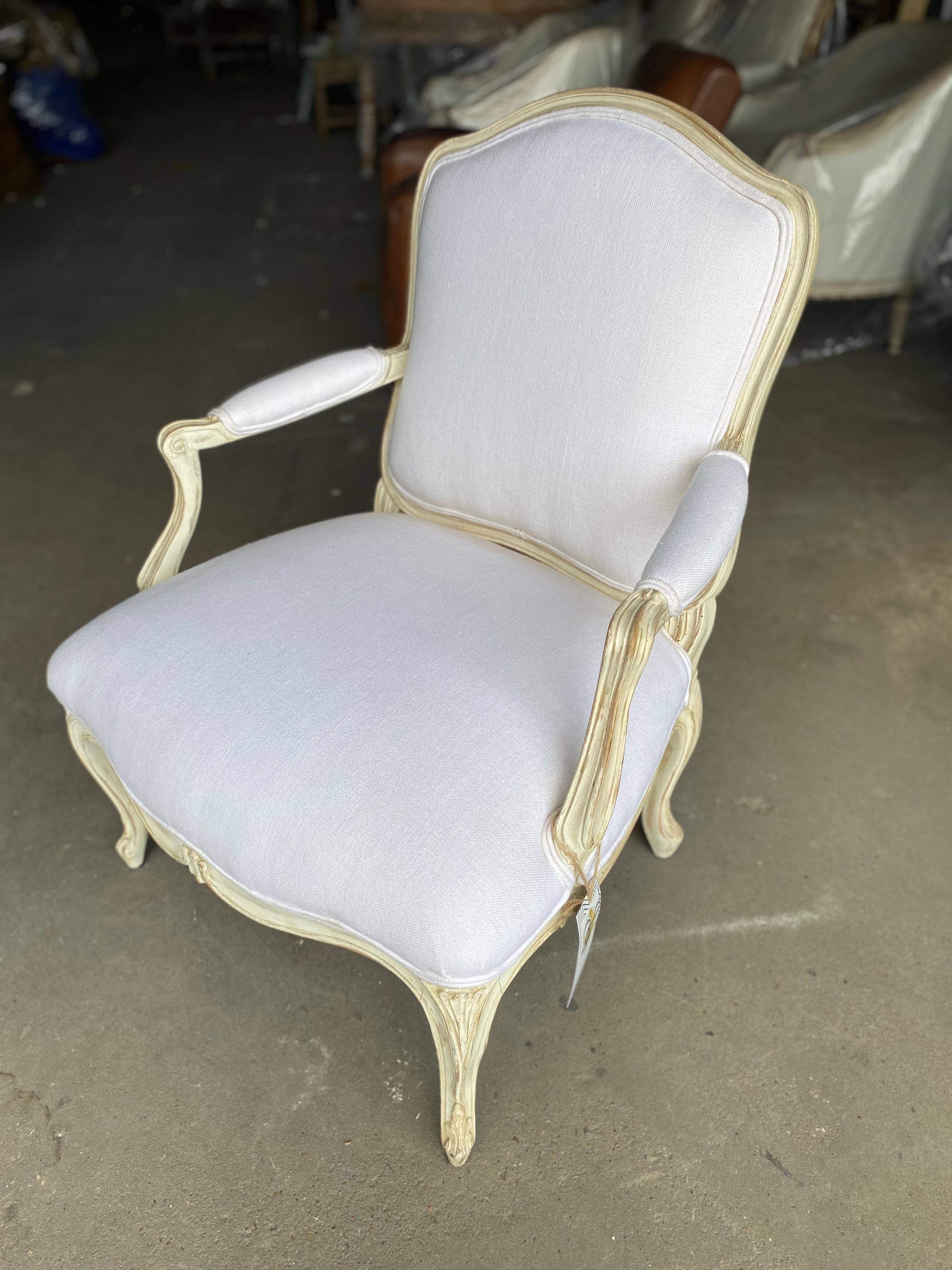 Louis XV Pair of Chairs in Linen In Good Condition In San Angelo, TX