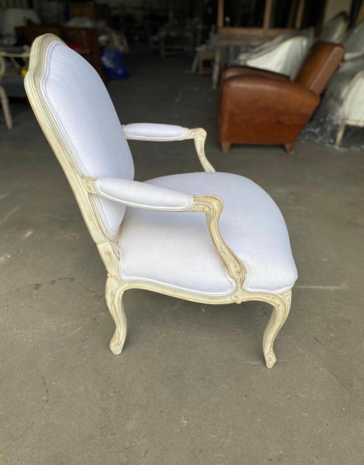 Louis XV Pair of Chairs in Linen In Good Condition For Sale In San Angelo, TX