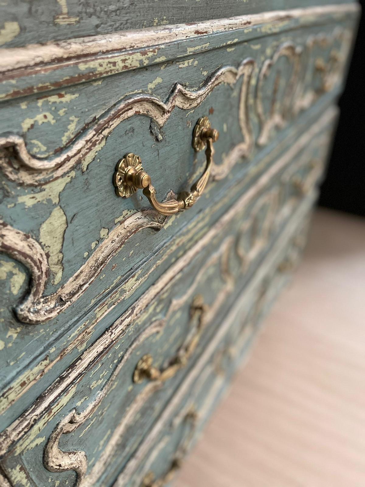 Louis XV patinated chest of drawers dating from the 19th century  In Excellent Condition For Sale In Somme-Leuze, BE
