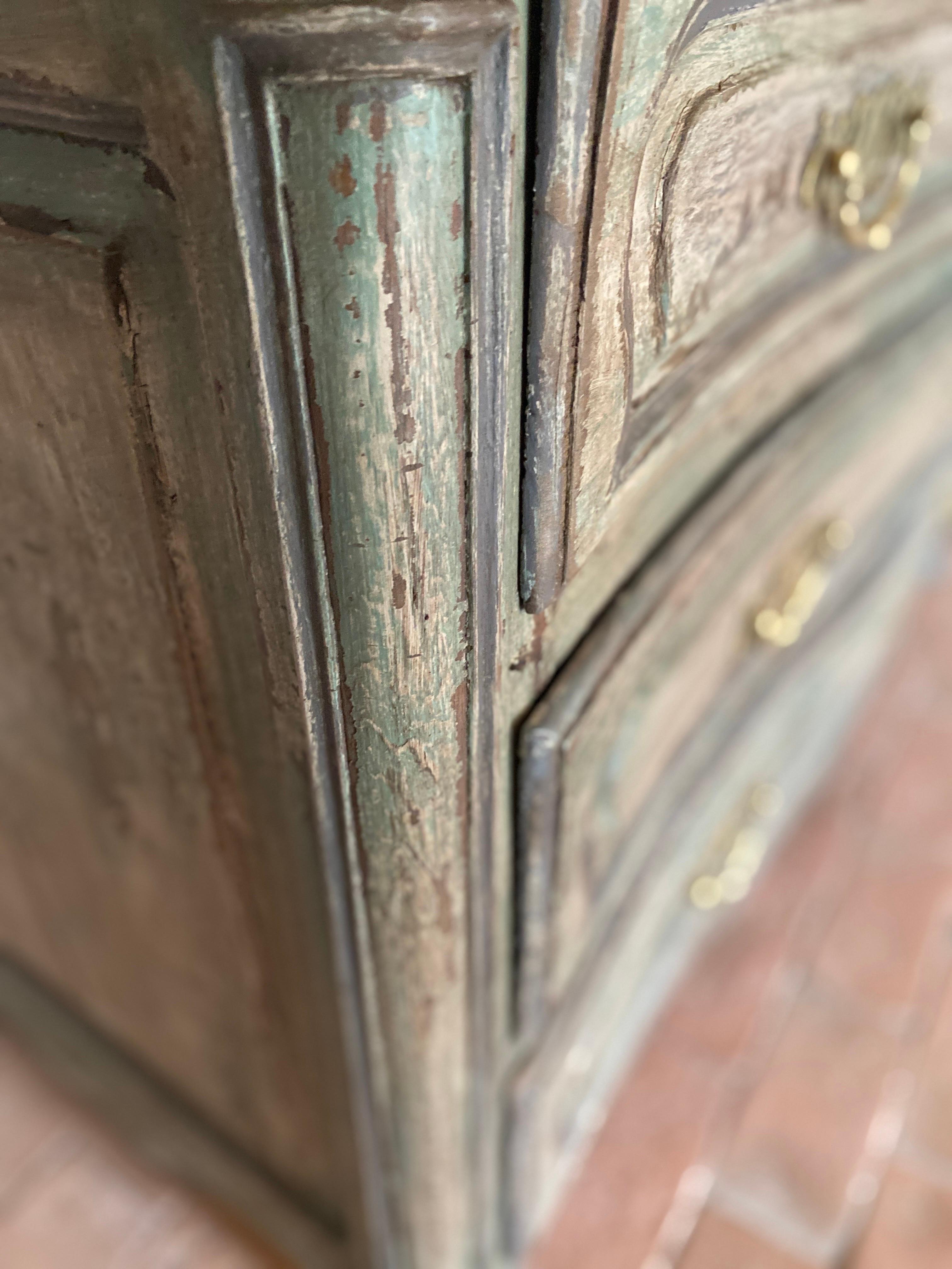 Louis XV patinated curved chest of drawers 18th century  In Excellent Condition For Sale In Somme-Leuze, BE