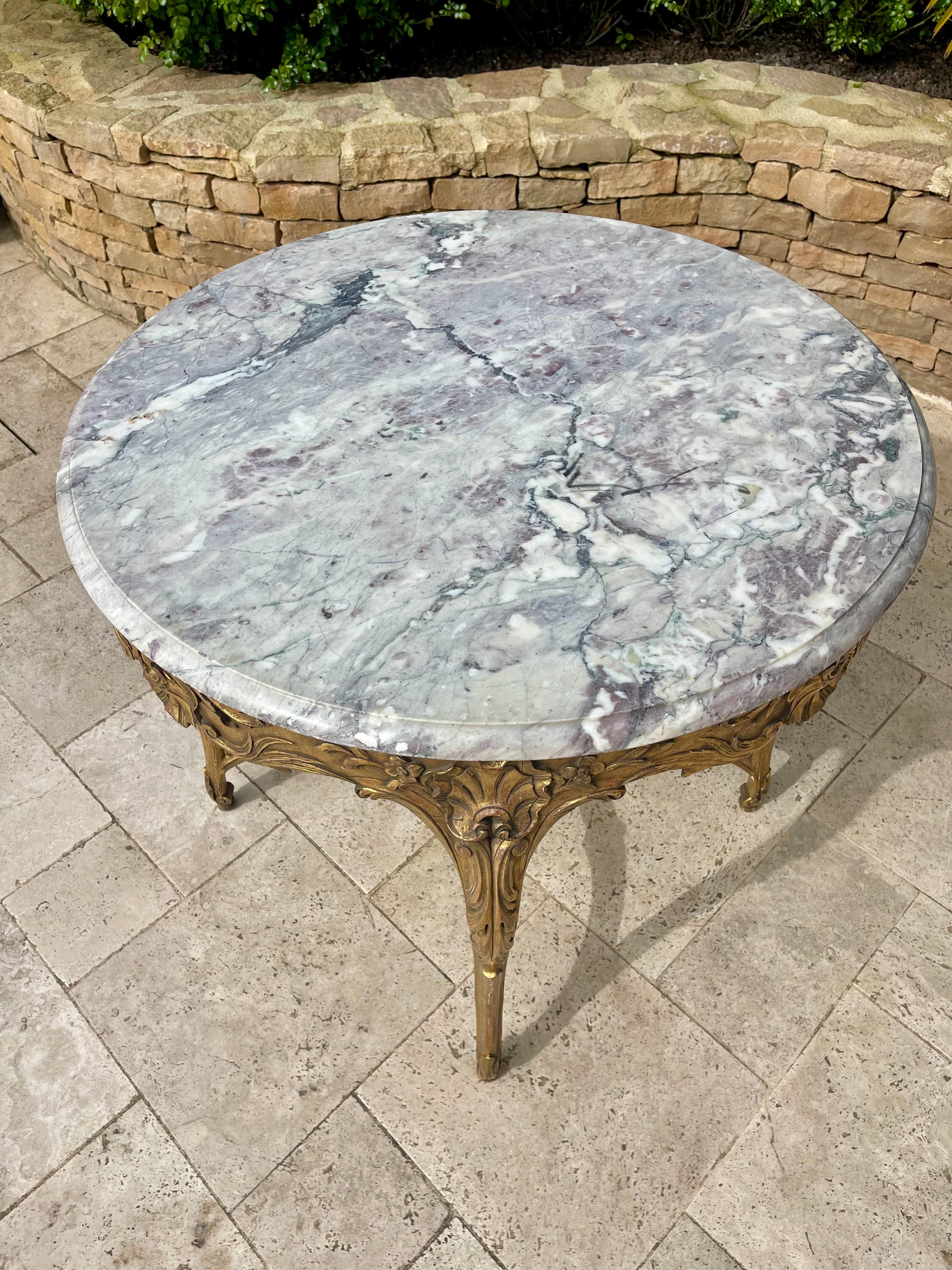 Table à piédestal Louis XV en bois doré 3
