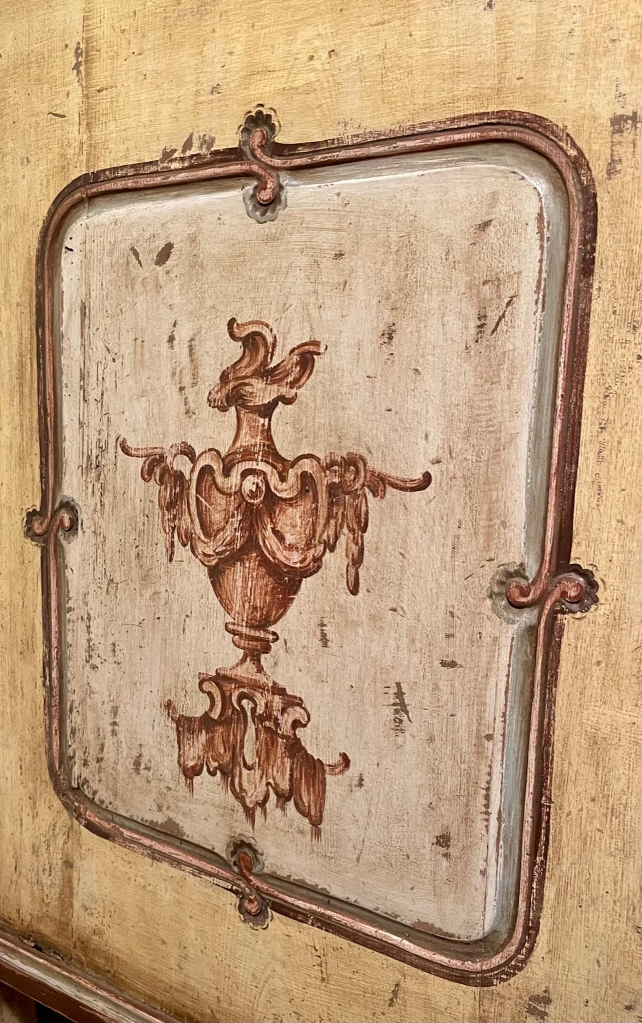 Kommode aus der Louis-XV-Periode 1780er Jahre, original lackiert im Zustand „Gut“ im Angebot in Vero Beach, FL