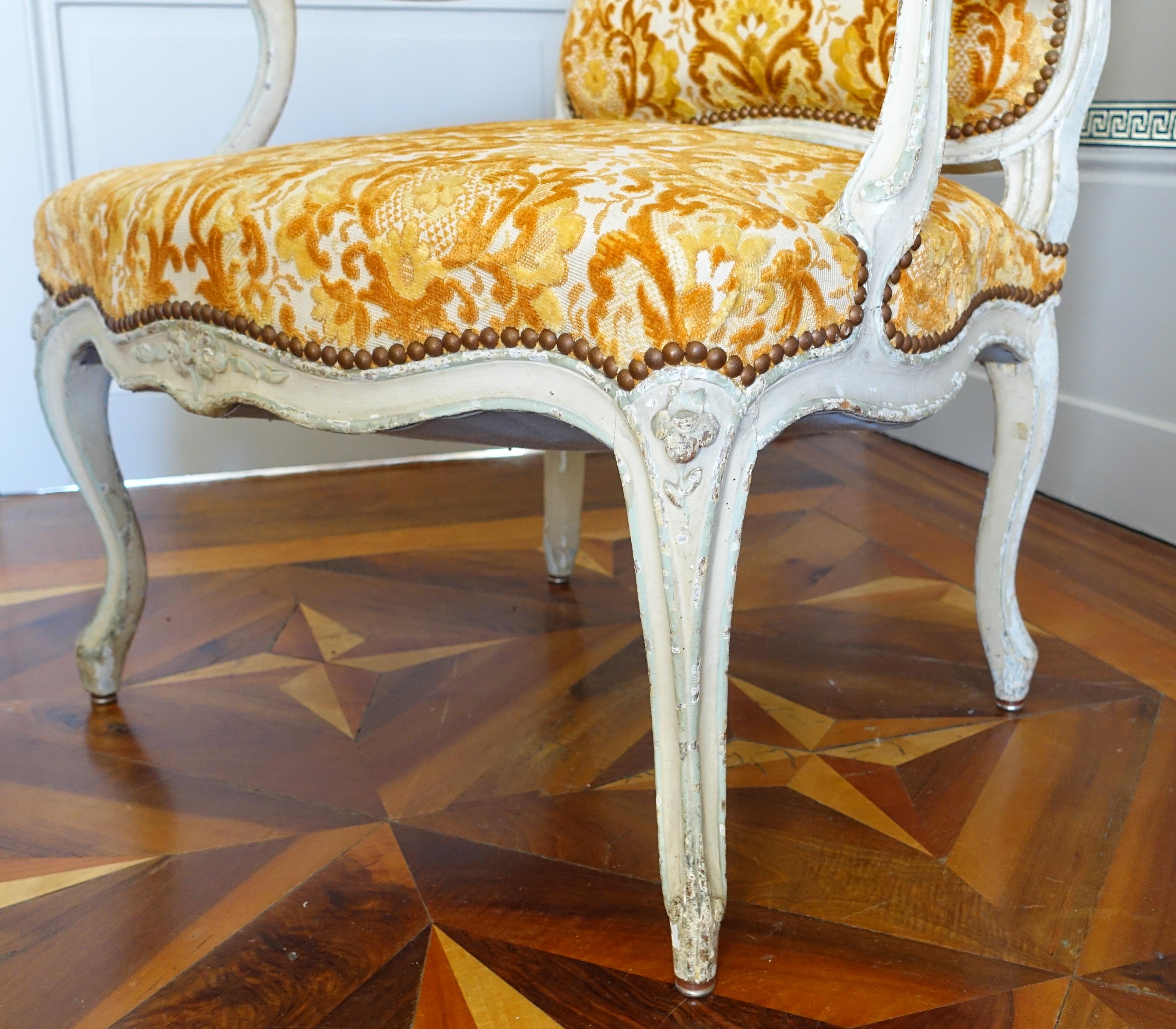 Sillón de época Luis XV, siglo XVIII hacia 1760 Tallado a mano en venta